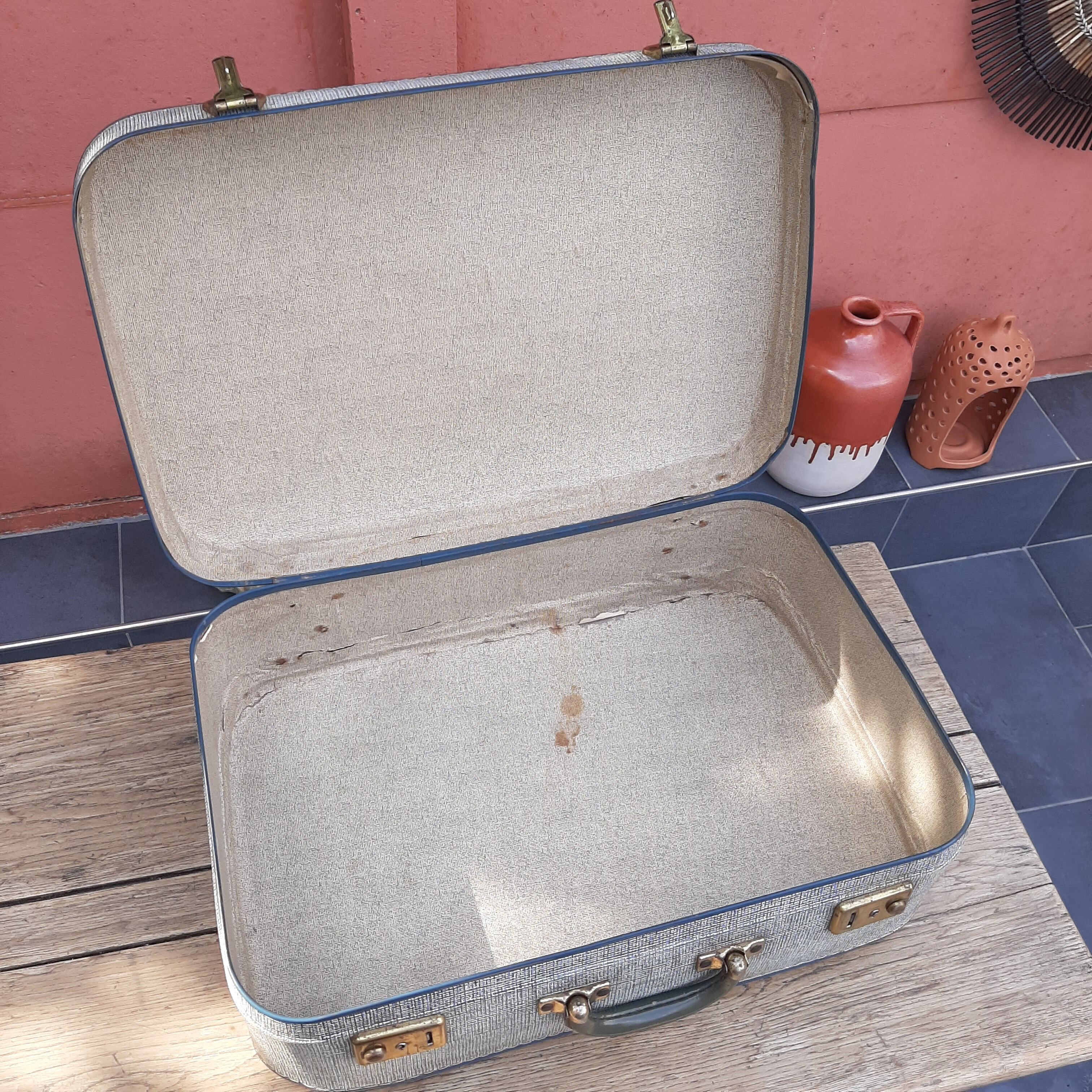 Valise en carton bleue chinée vintage
