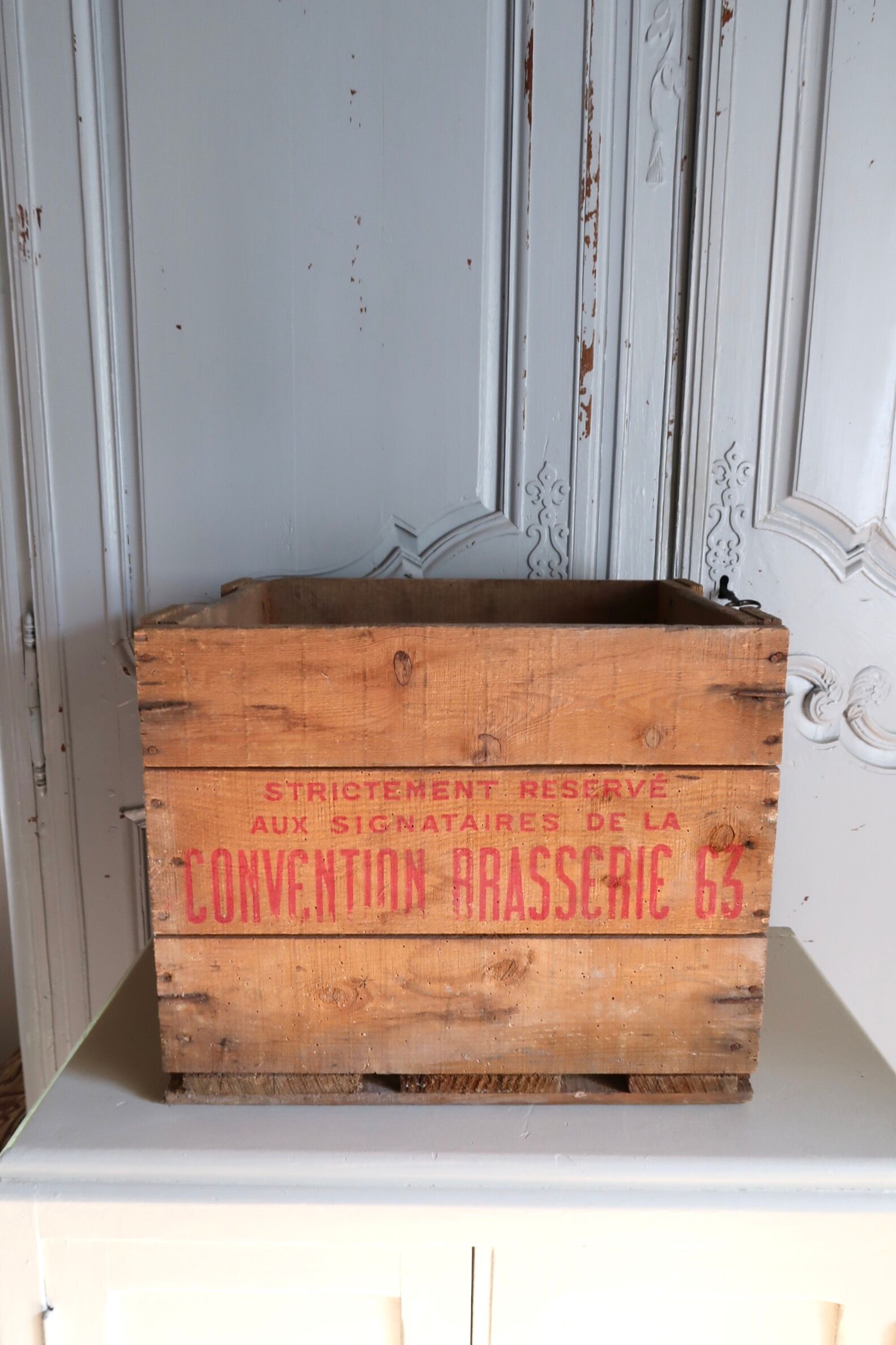 Wooden bottle locker box