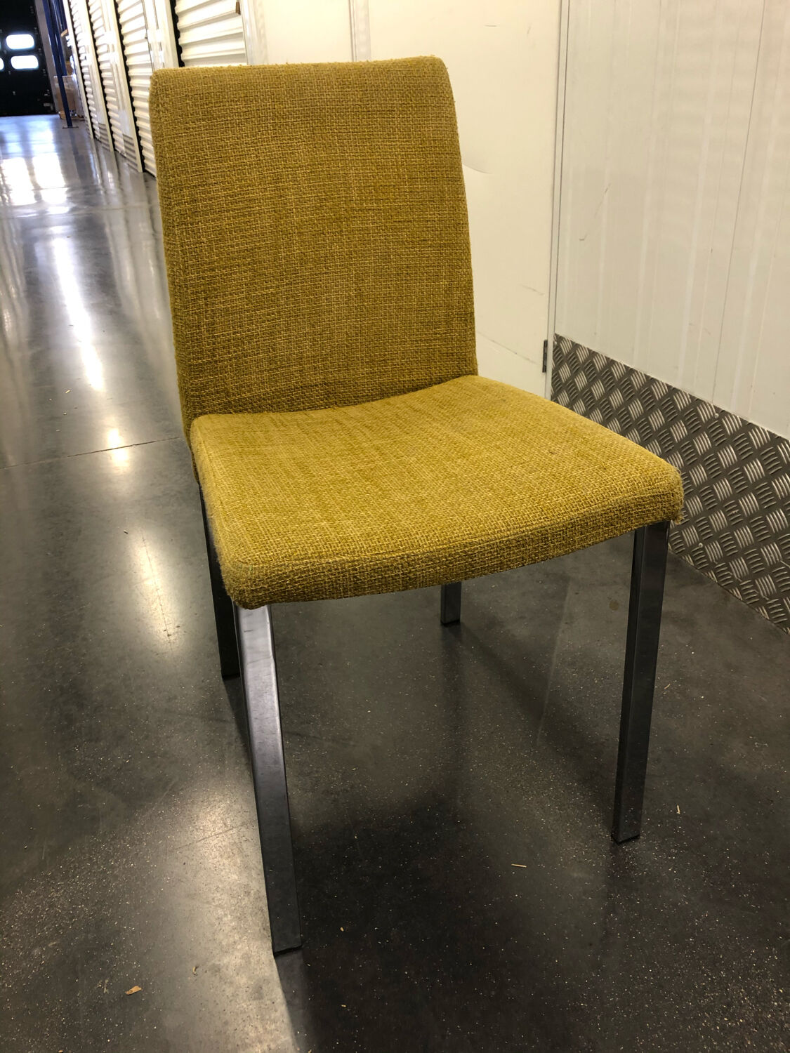 Chaise de bureau moutarde métal chromé Italie vers 1970