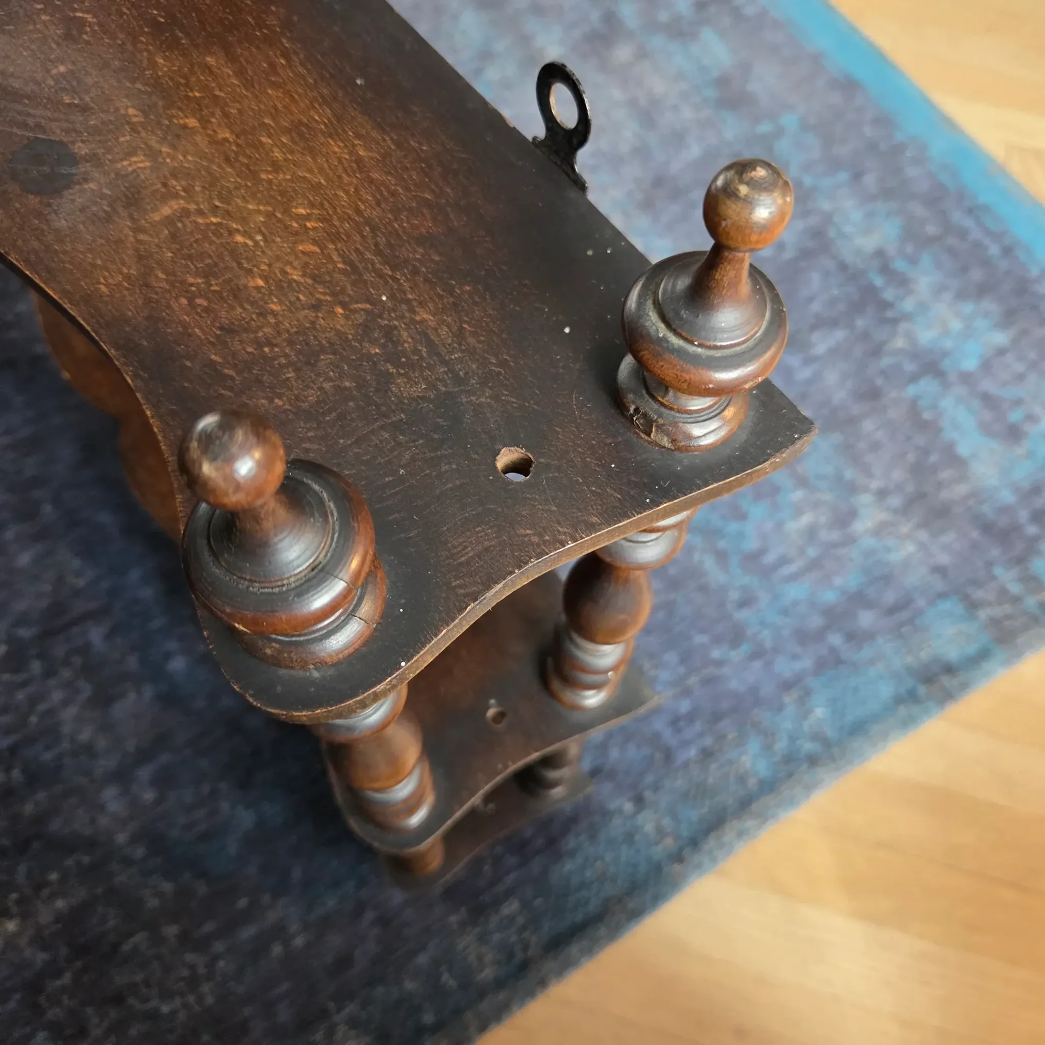 Antique shelf to hang/stand in turned wood - Ref 1464