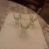 3 verres a eau anciens sur pied