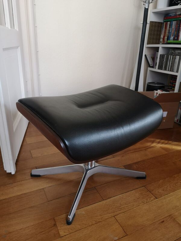 fauteuils et 2 repose pieds time out assise cuir noir coque noyer