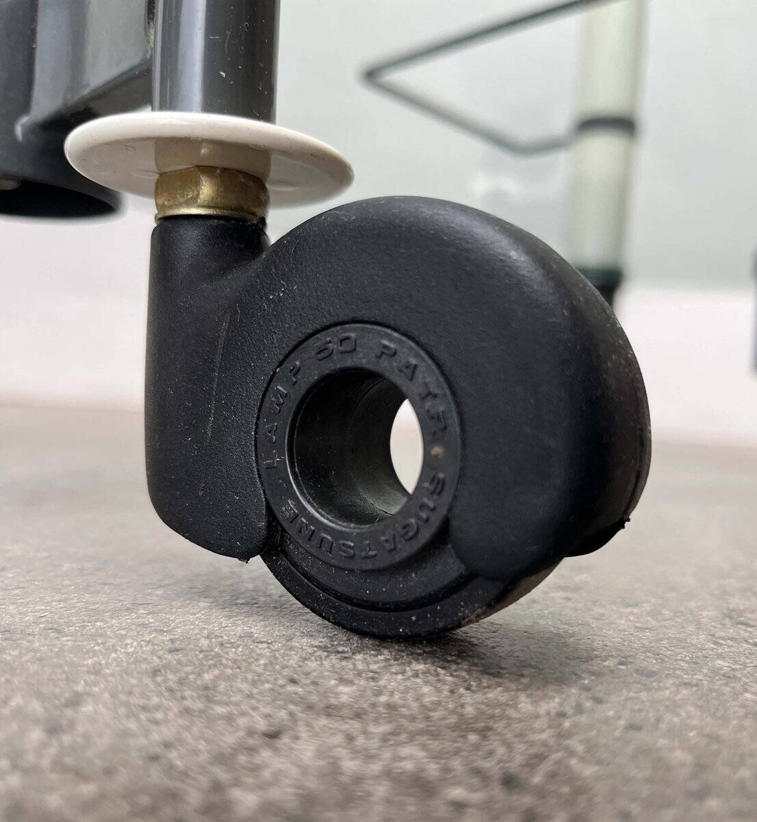 Postmodern Italian bar cart in glass and metal by Metalnova, 1980s.