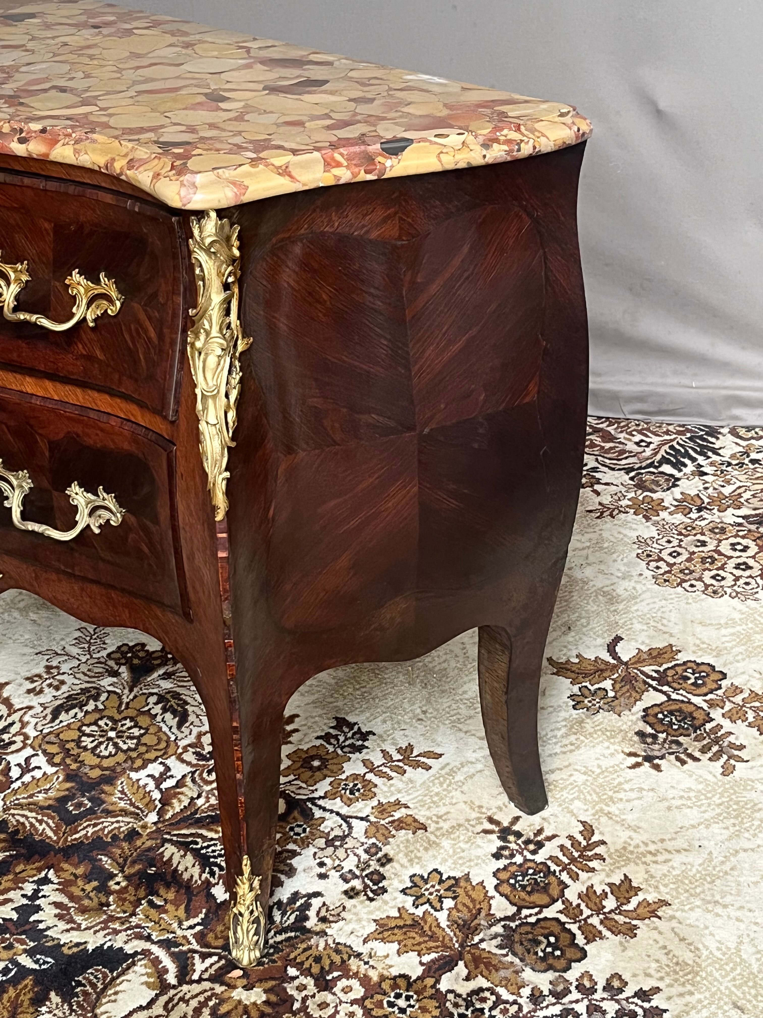 Curved rosewood chest of drawers from the Napoleon III period