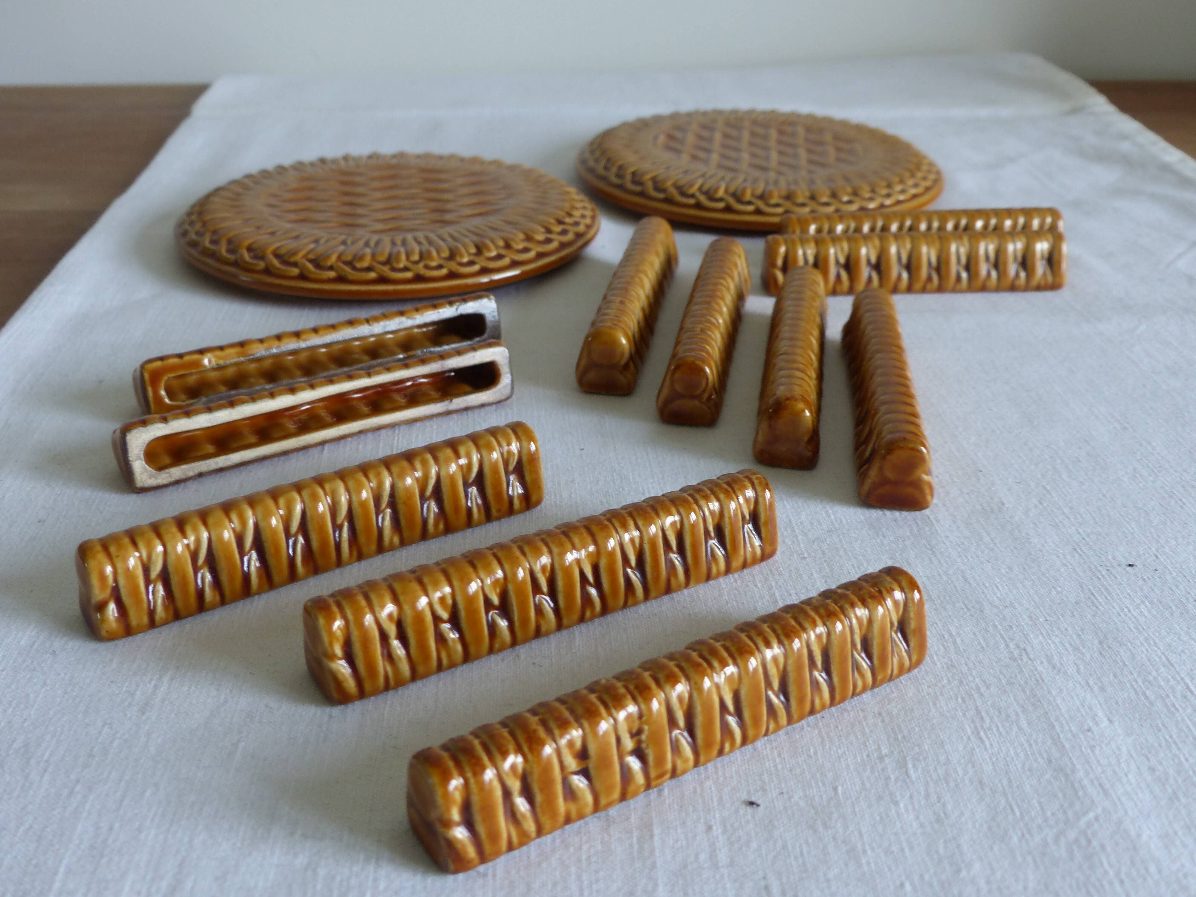 11 knife holders and 2 bottle coasters in Gien earthenware