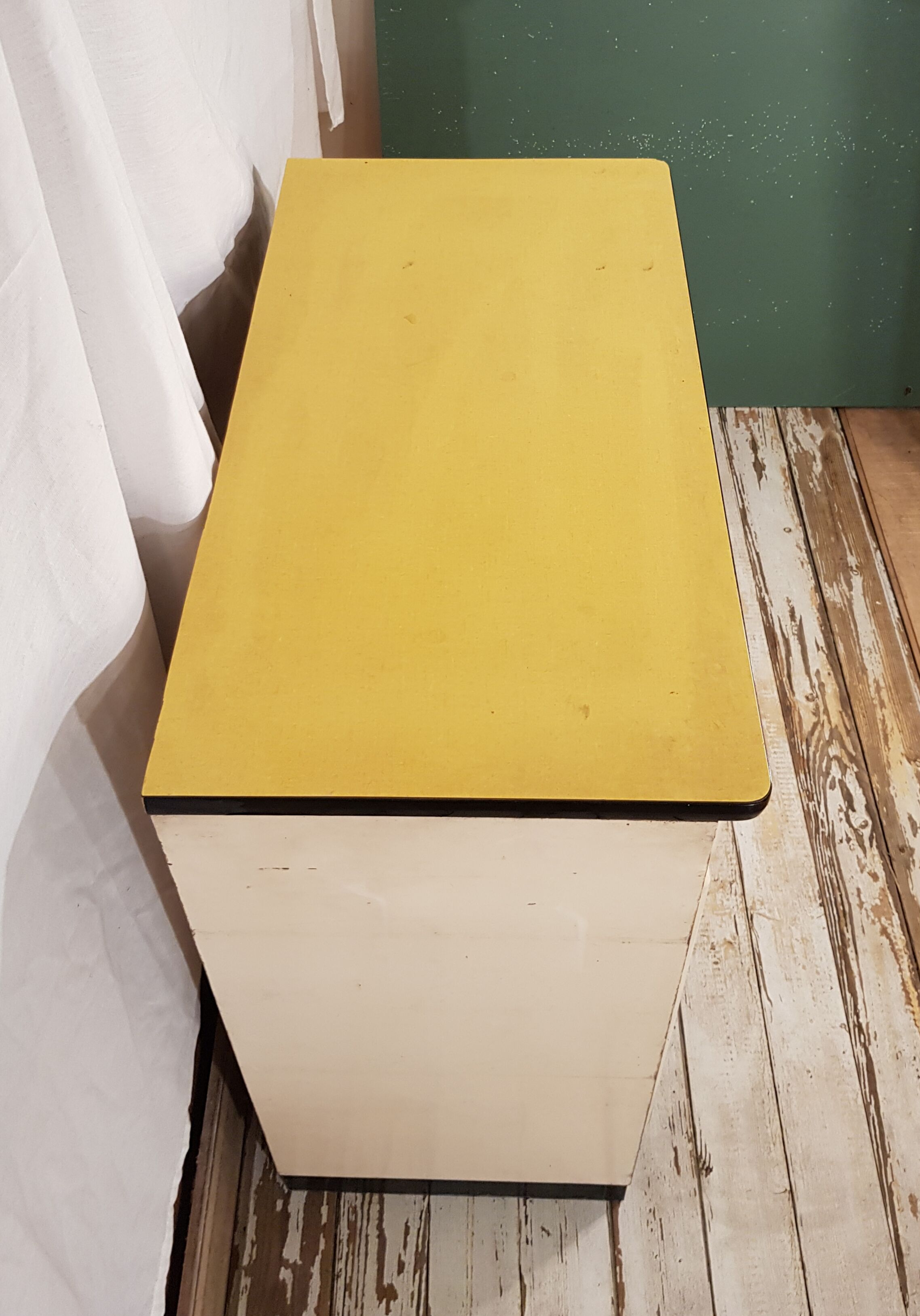 Mado buffet with yellow formica tray