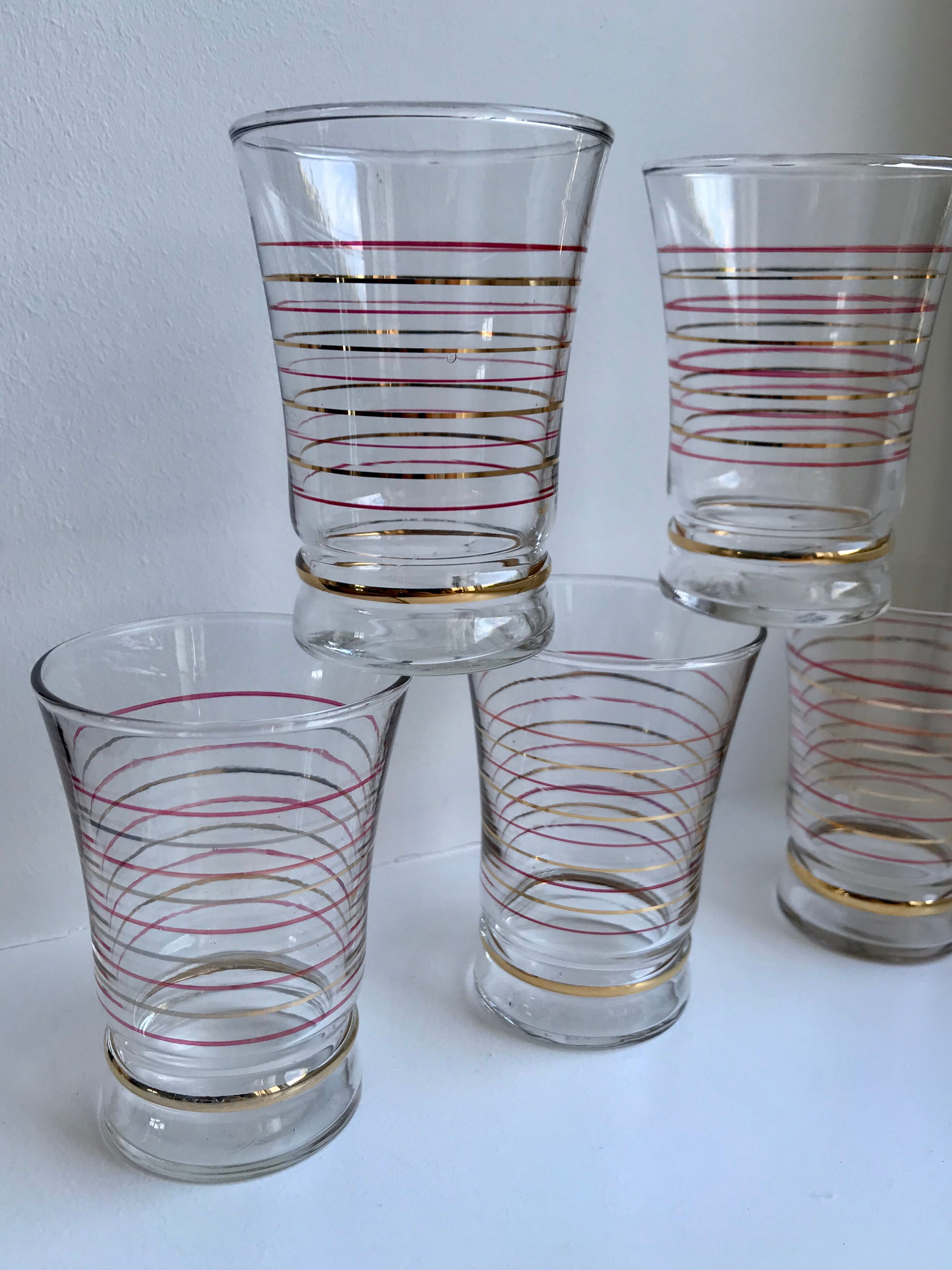 Lot de 5 verres à eau dorés et rouge années 50