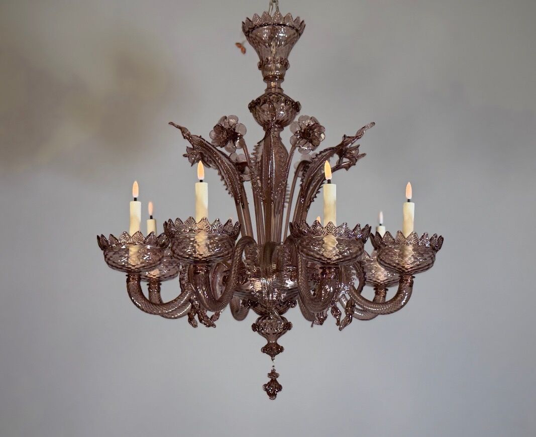 Venetian chandelier in Murano glass in amethyst colour, 8 light arms, 20th century