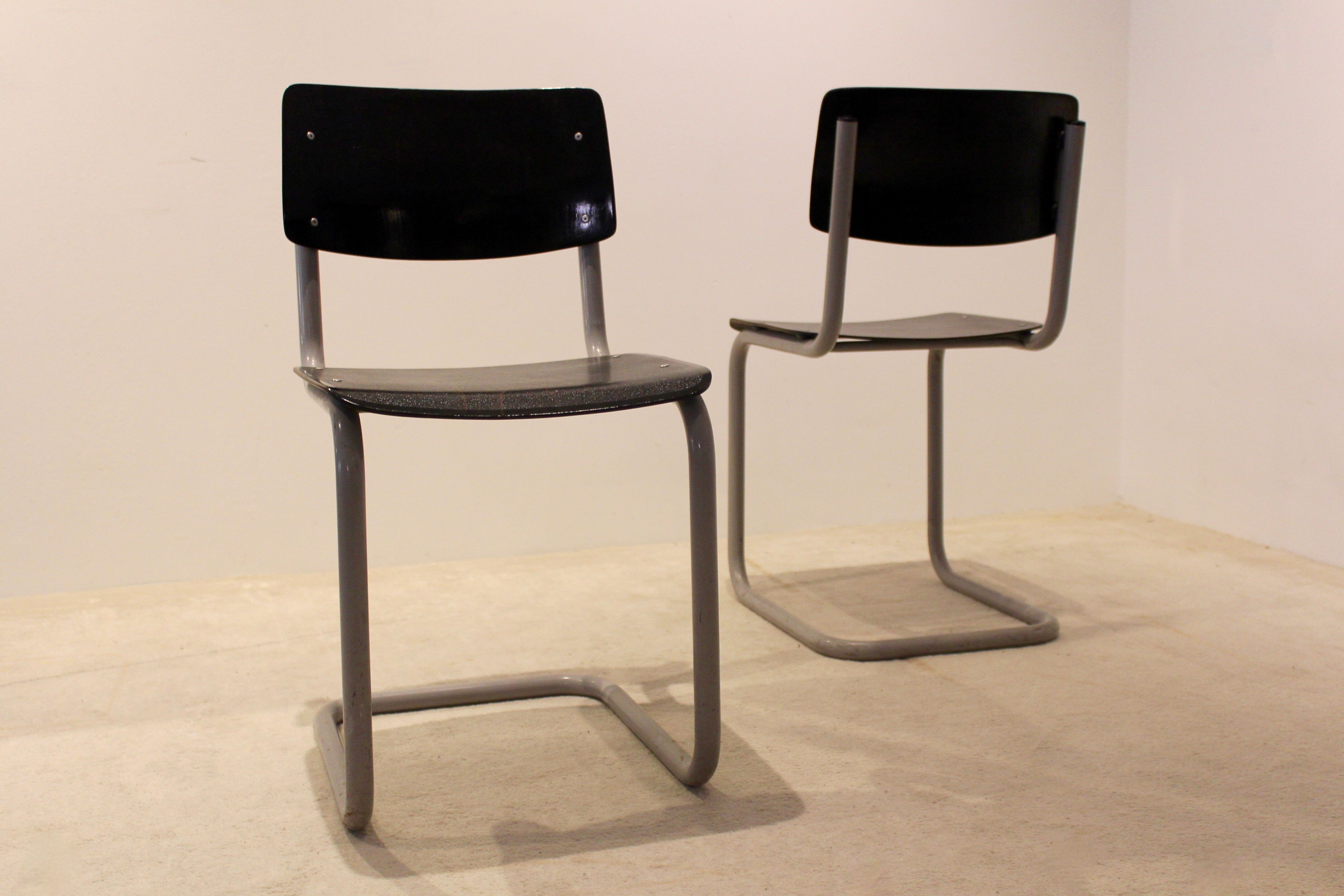 Ensemble de six chaises industrielles en contreplaqué Gispen dans un cadre gris et wengé.