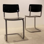 Ensemble de six chaises industrielles en contreplaqué Gispen dans un cadre gris et wengé.