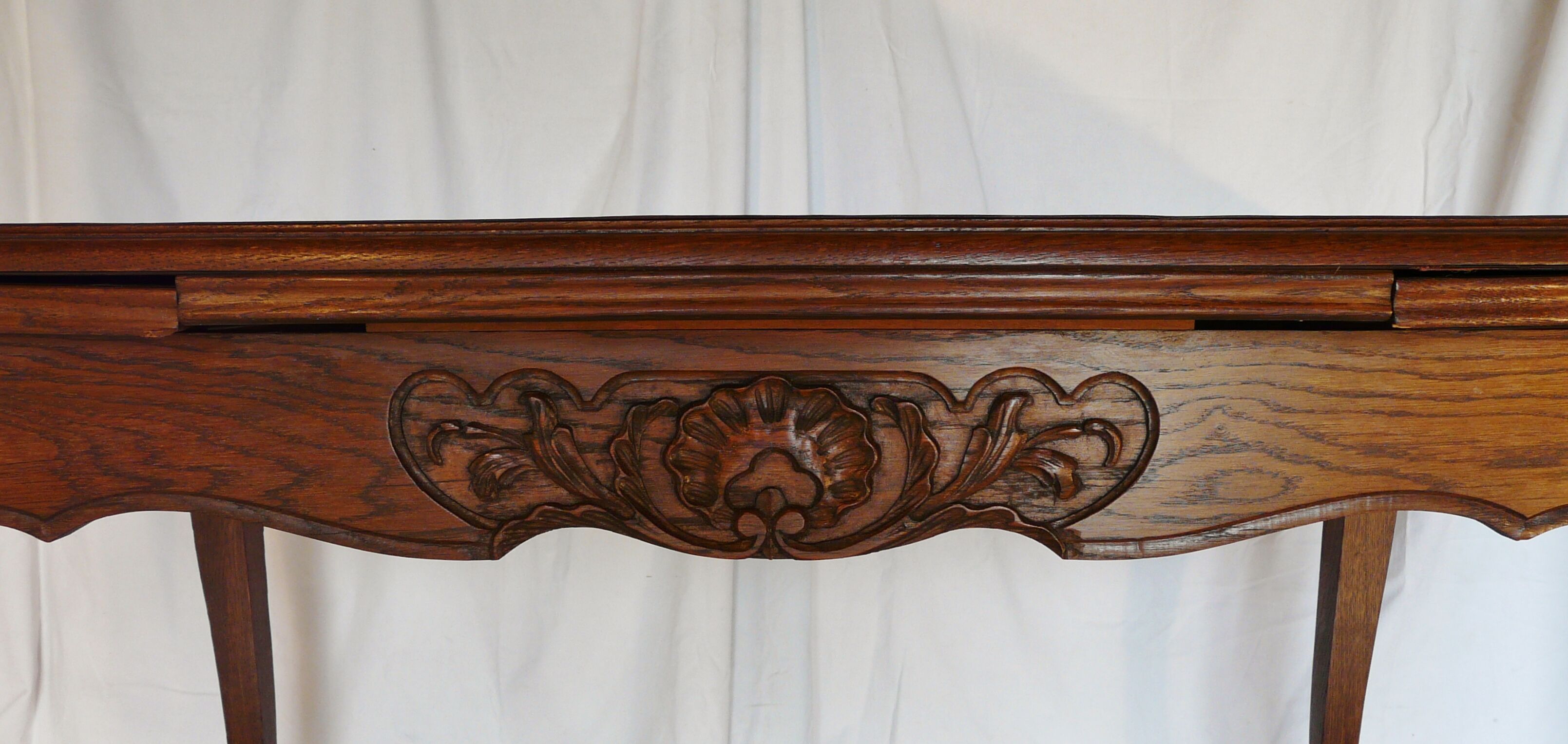 Extendable rectangular table with Italian extension cords