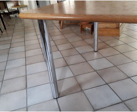 Table en frêne et pieds métal chromé
