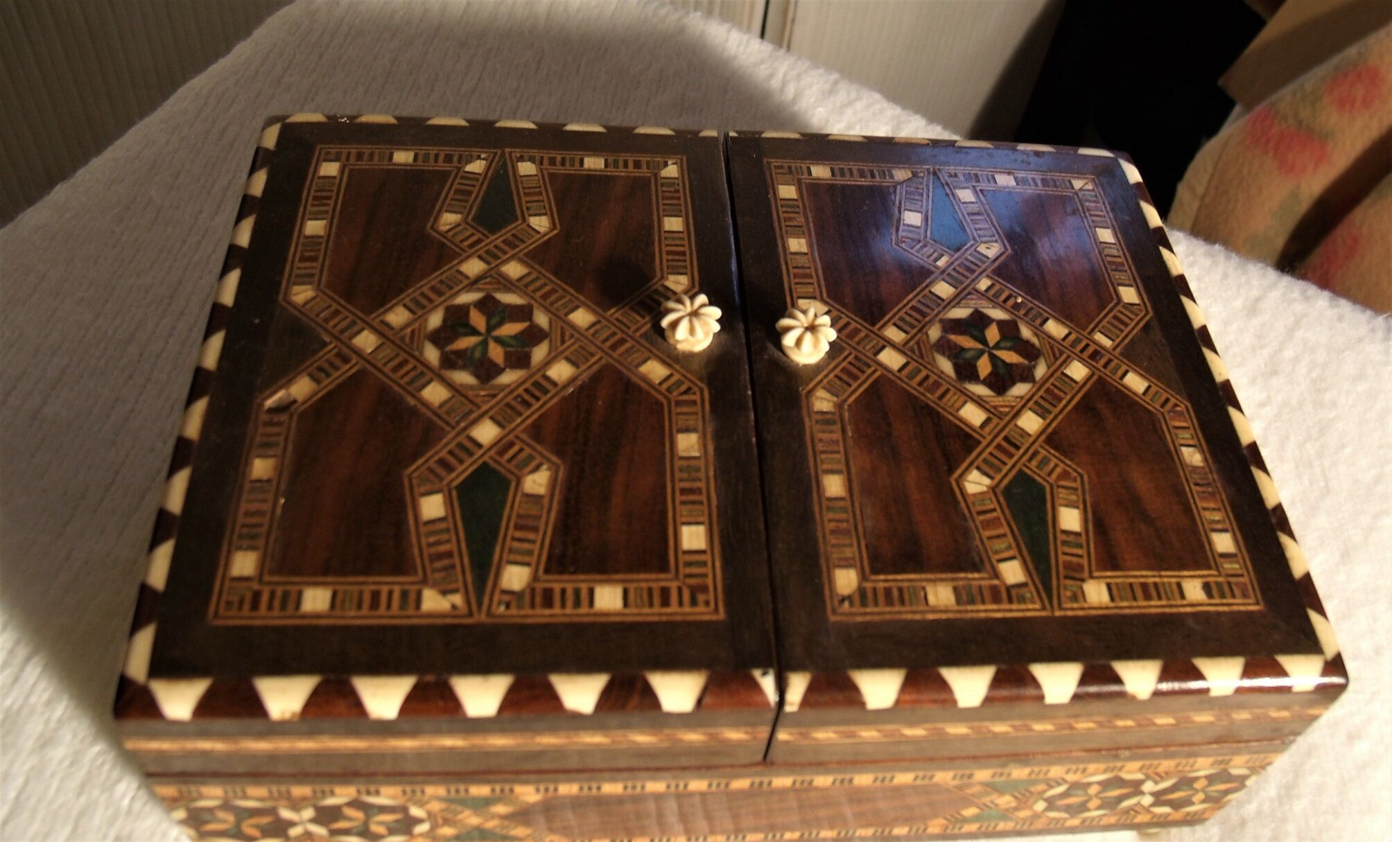 Box in wood marquetry with inclusion