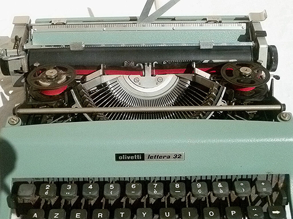 Typewriter Olivetti Lettera 32