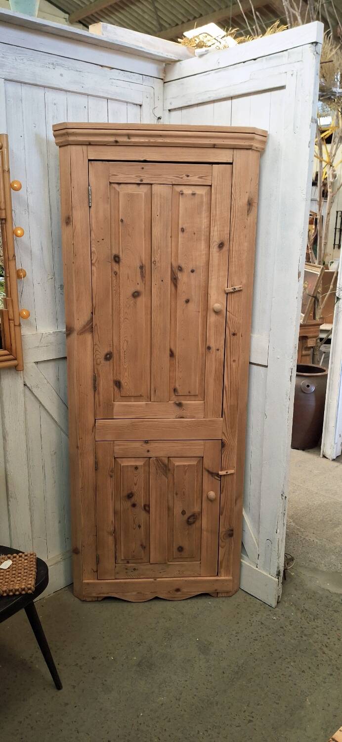 Armoire d'angle ancienne