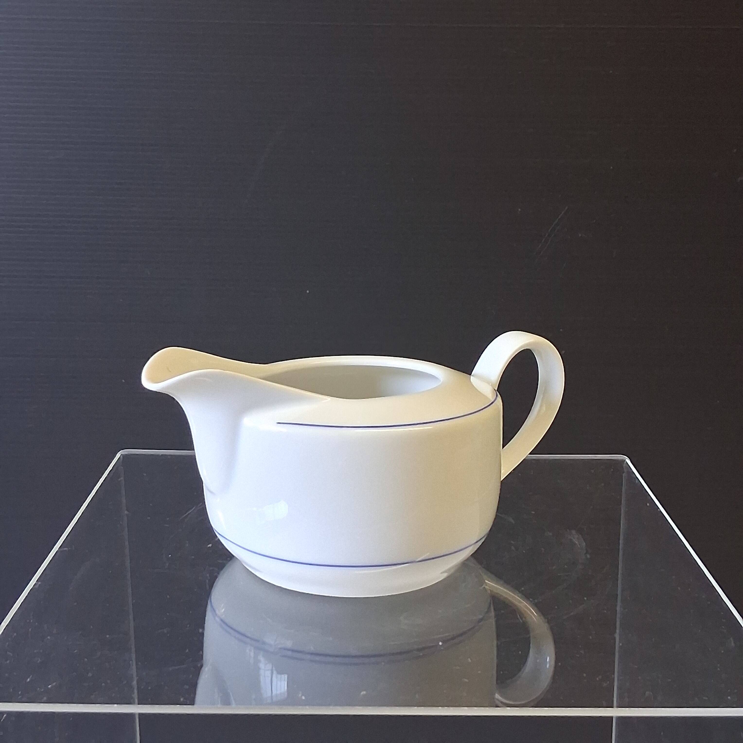 Very pretty white porcelain sauceboat in very good condition.