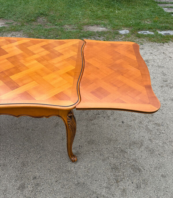Ancienne table exten en bois de merisier et marqueterie style Louis XV