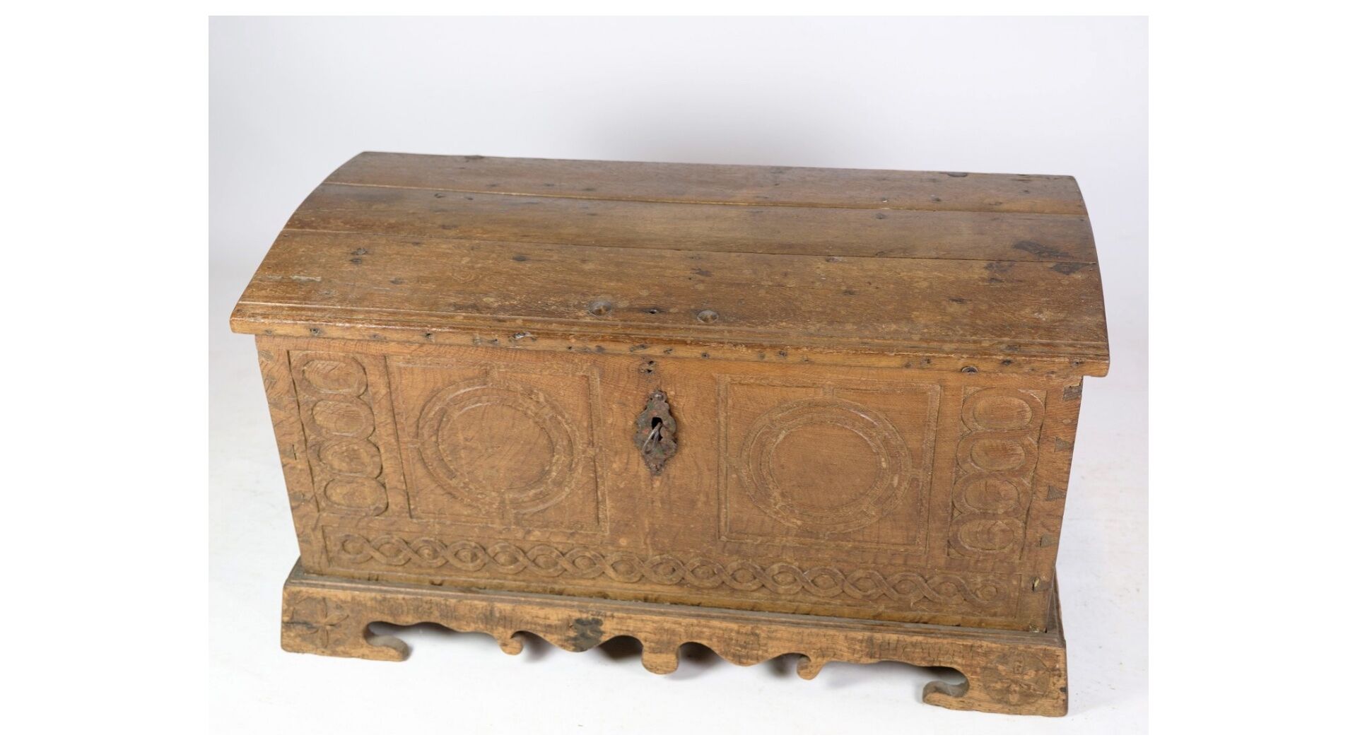 Oak coffin with carvings from around the year 1760s