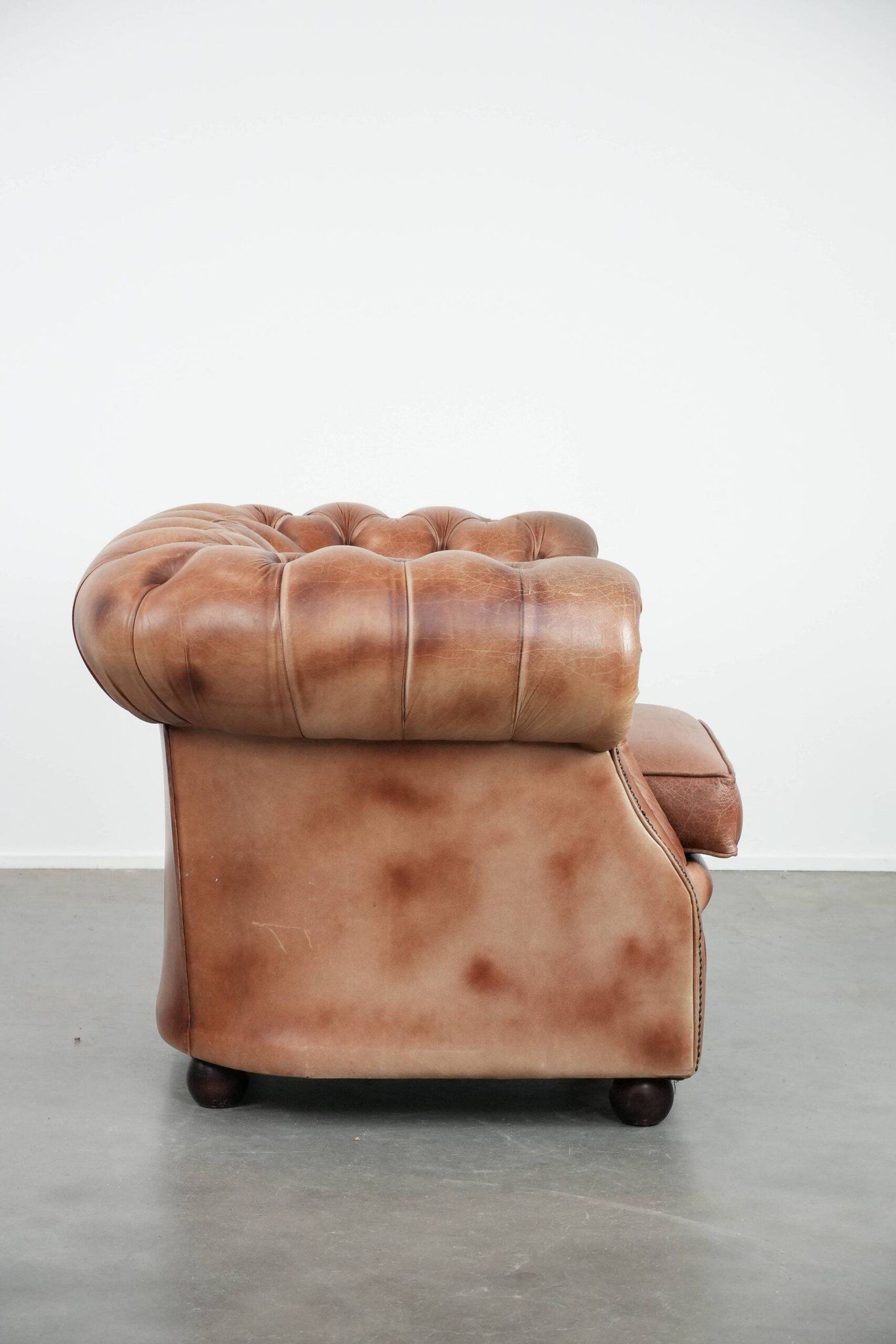 Chesterfield armchair in English style made of cowhide leather