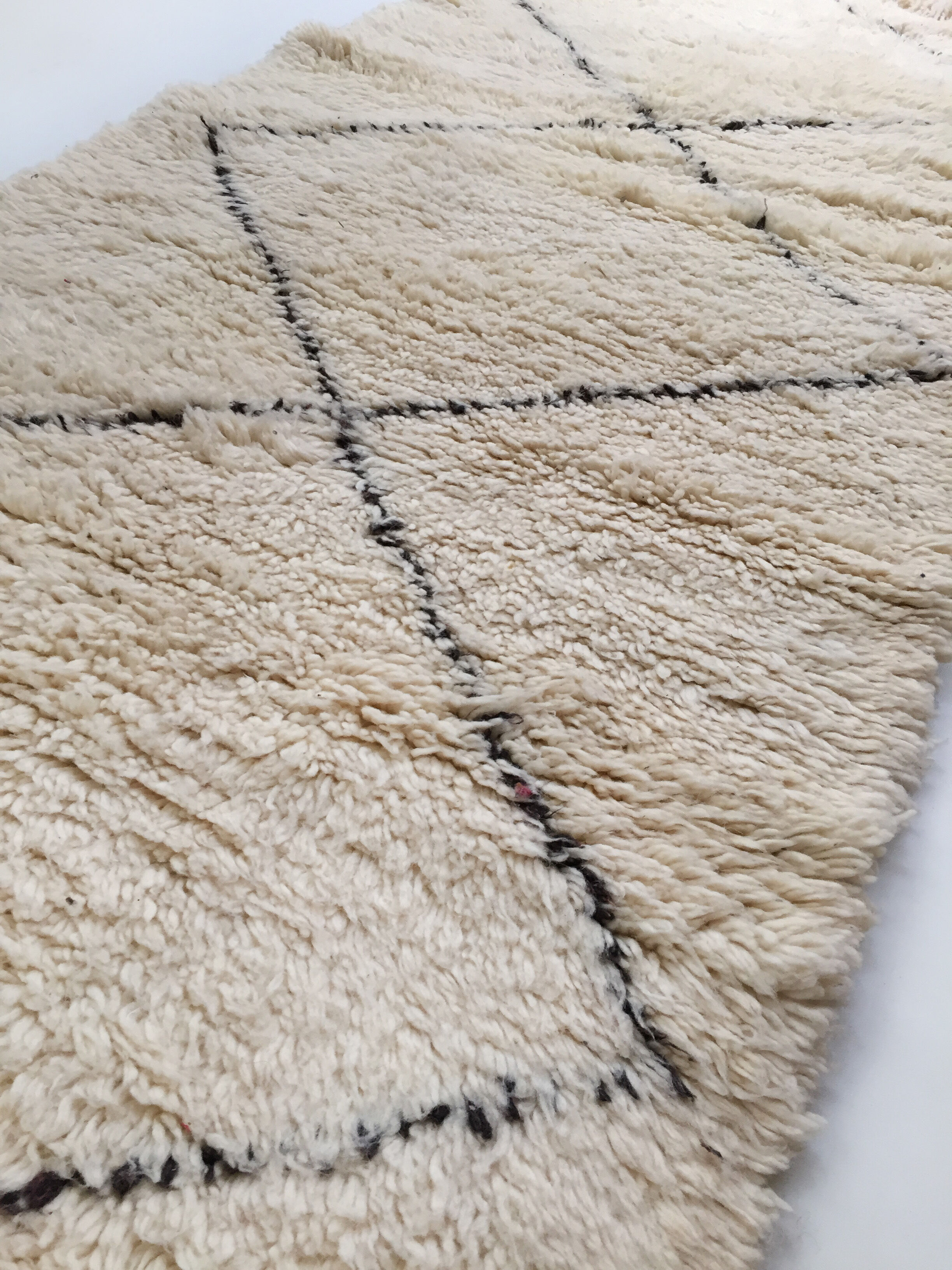 Moroccan Berber carpet Beni Ouarain with black diamonds 285x82cm