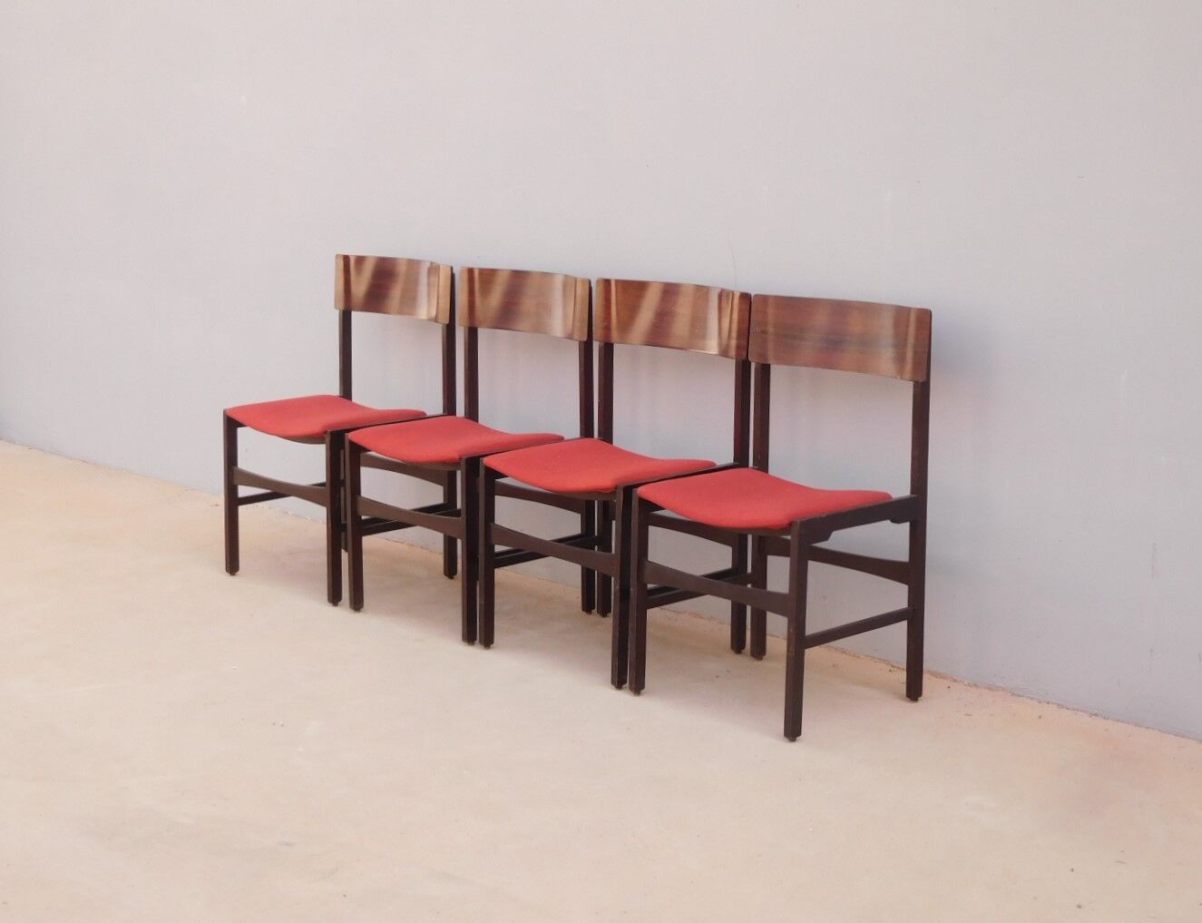 Rosewood extension table set and its 4 vintage chairs