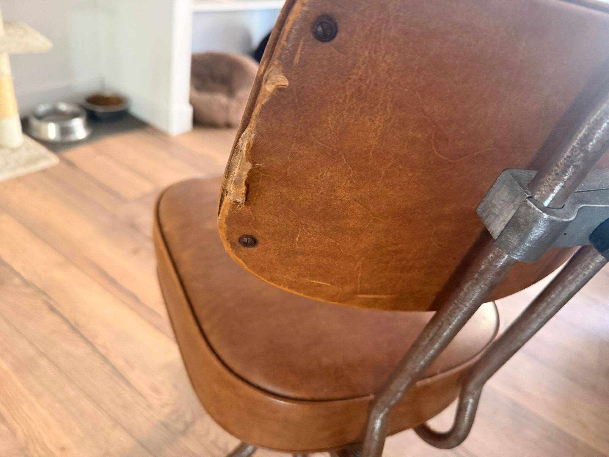 Chaise bienaise en métal et cuir
