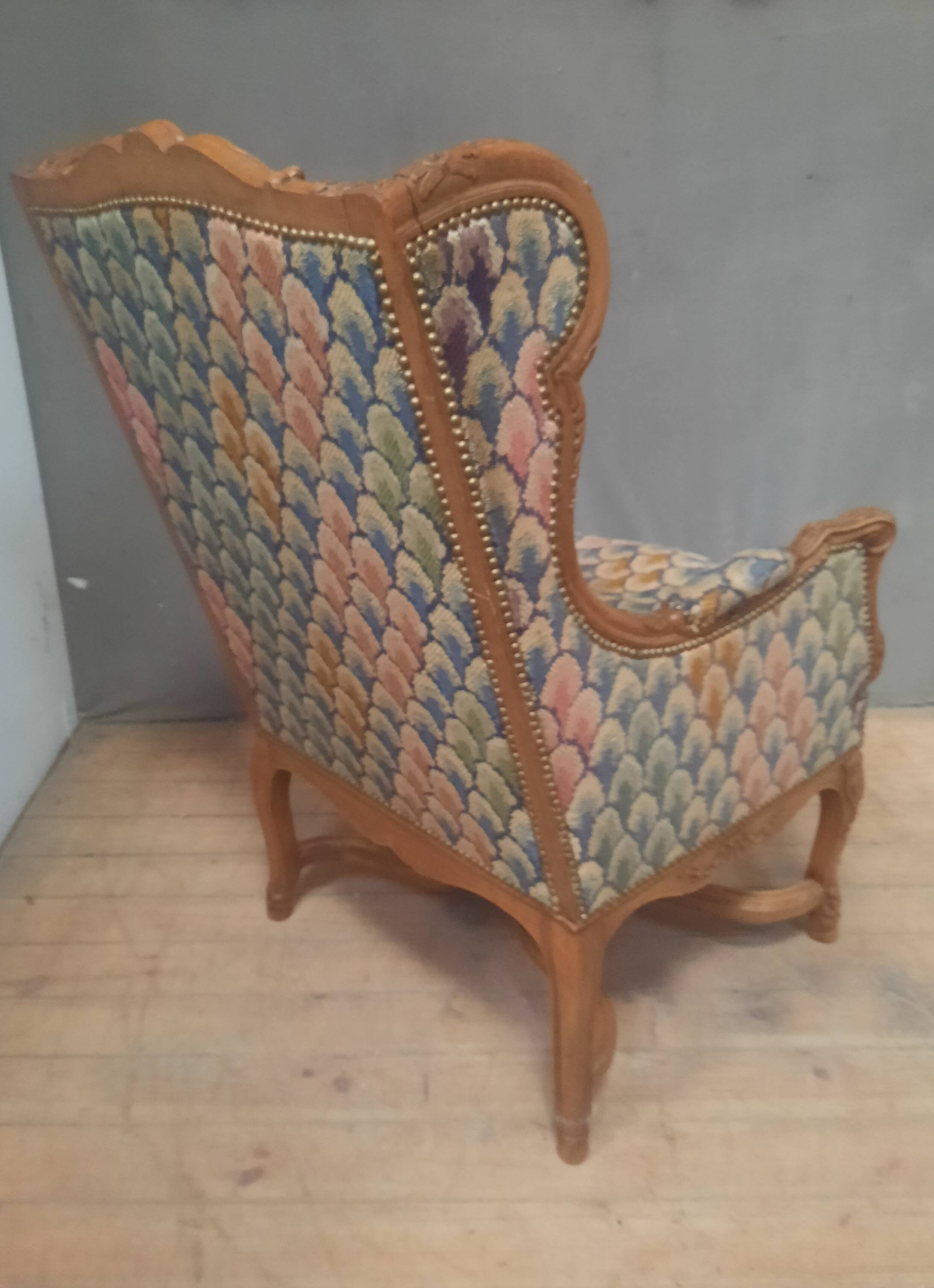 Bergere à oreilles en bois sculpté de style régence