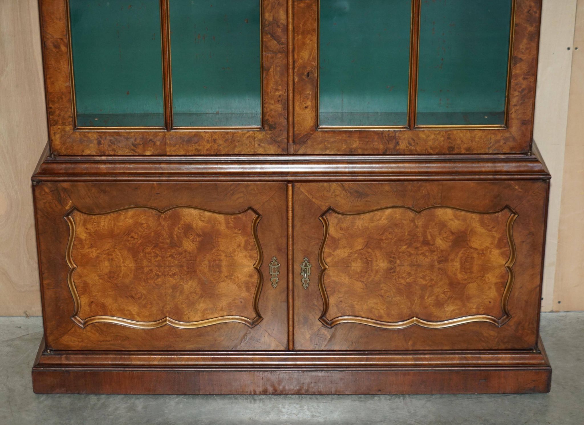 Bibliothèque victorienne en noyer loupe avec portes vitrées gothiques