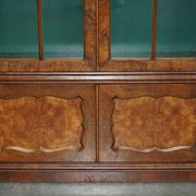 Bibliothèque victorienne en noyer loupe avec portes vitrées gothiques