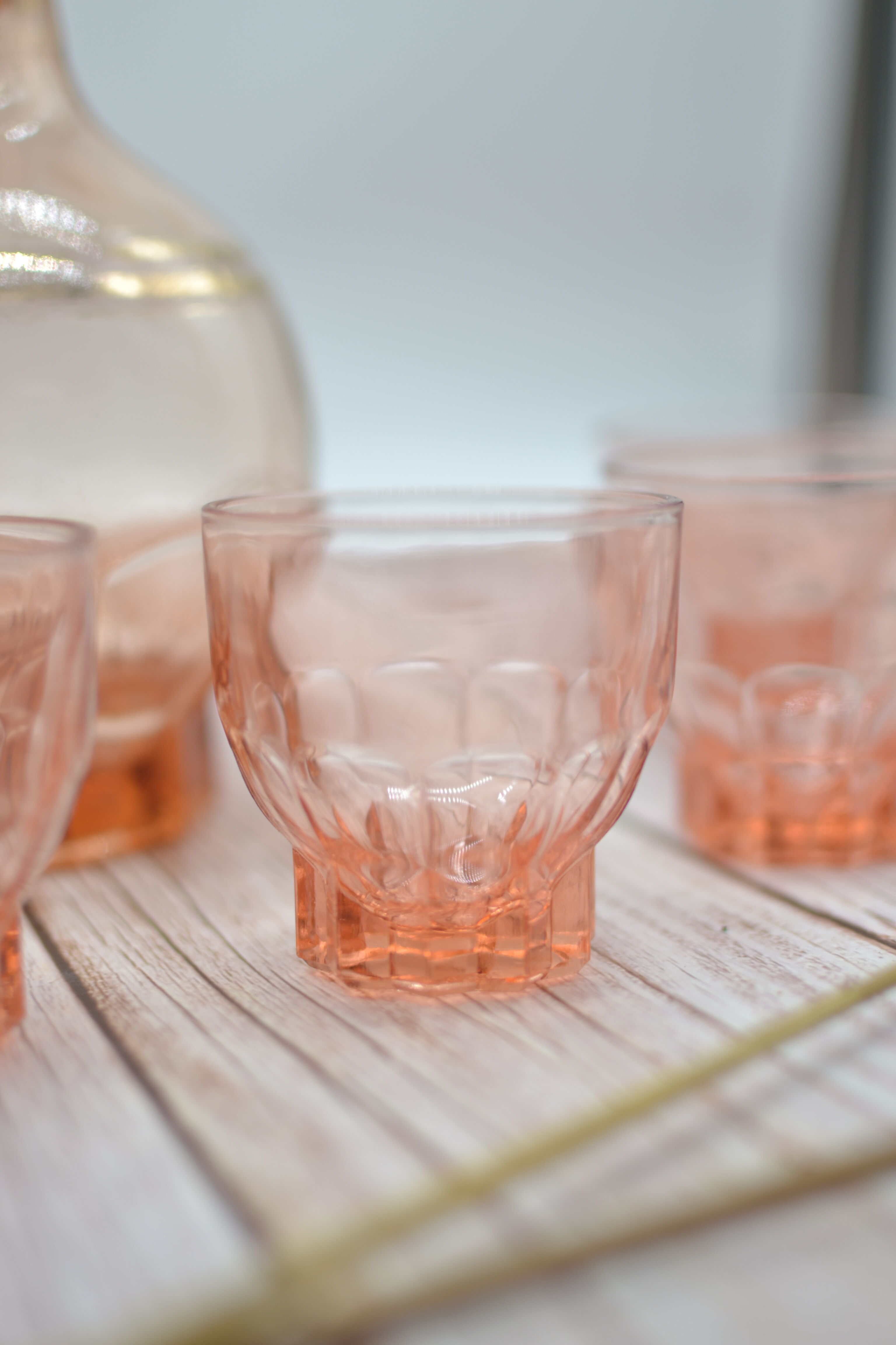 Vintage pink decanter with its 6 glasses