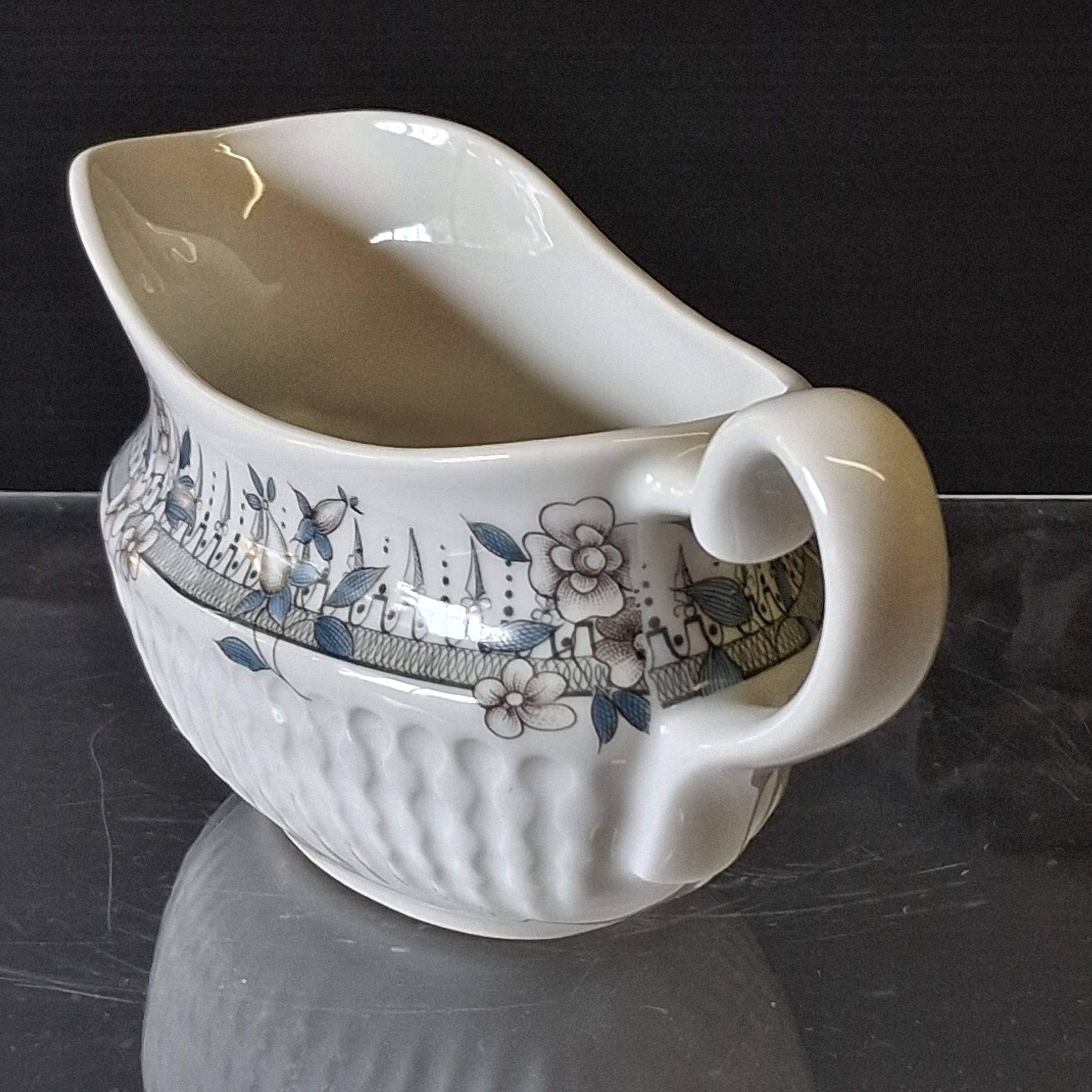 Very pretty porcelain sauceboat with a spout from Chauvigny, France, in very good condition.