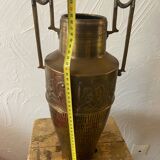 Vase ancien amphore en laiton avec anses
