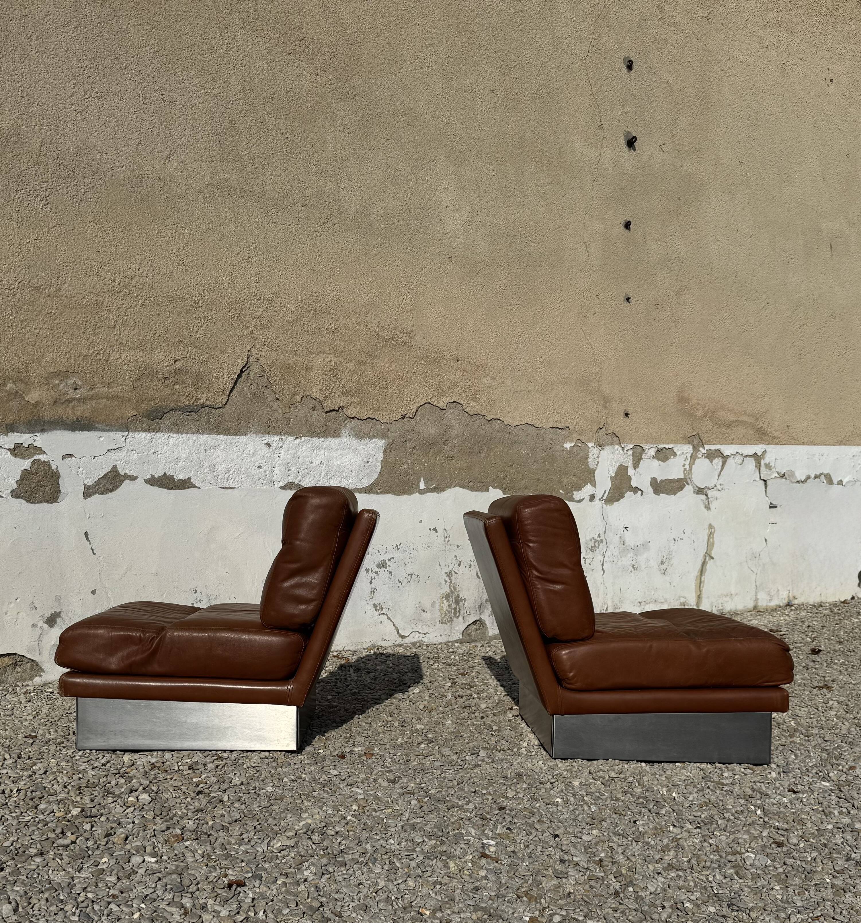 2 armchairs and 1 ottoman in brushed aluminium and brown leather, France 1970
