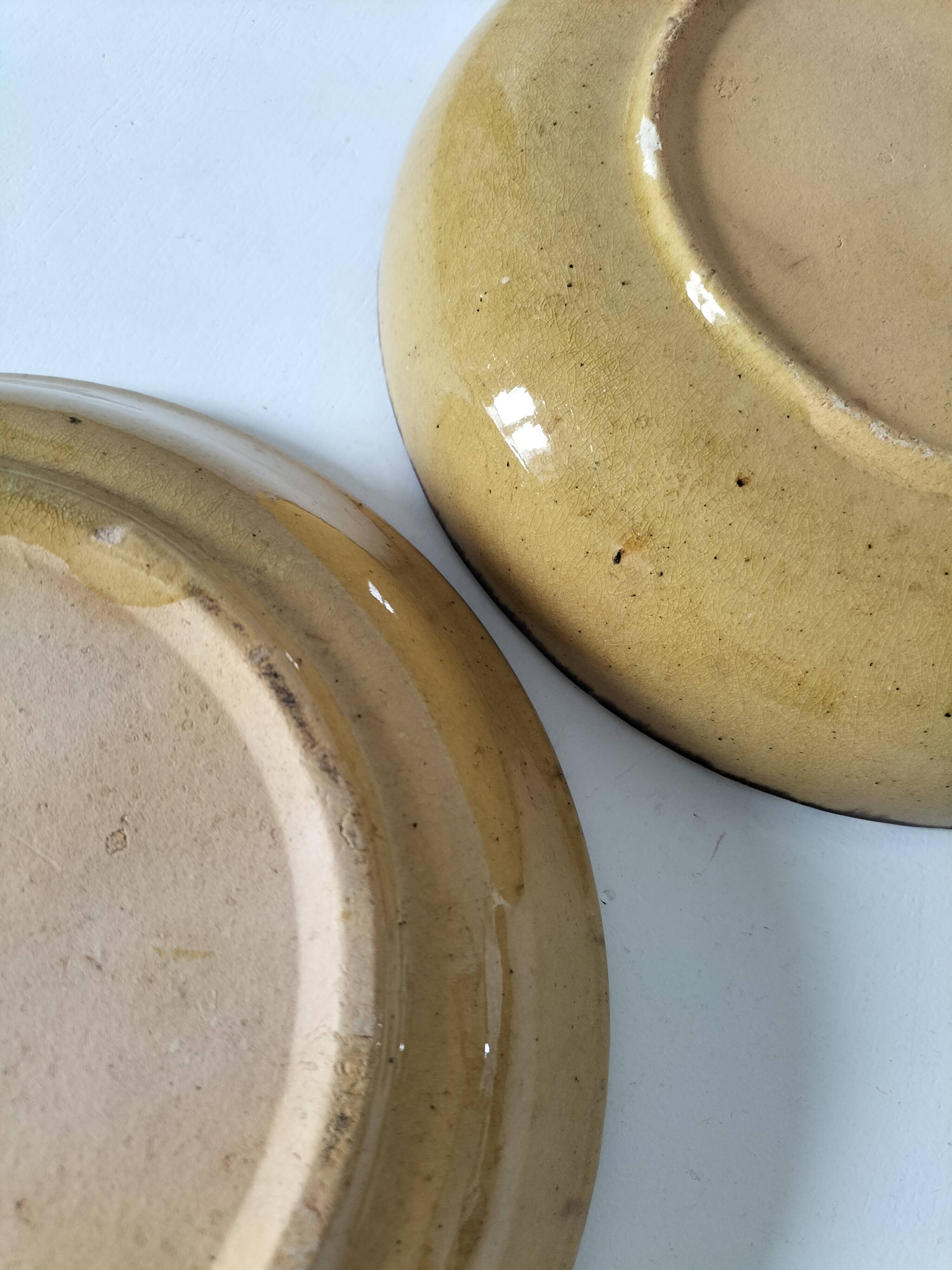 Duo d’assiettes creuses en terre vernissée à décor solaire