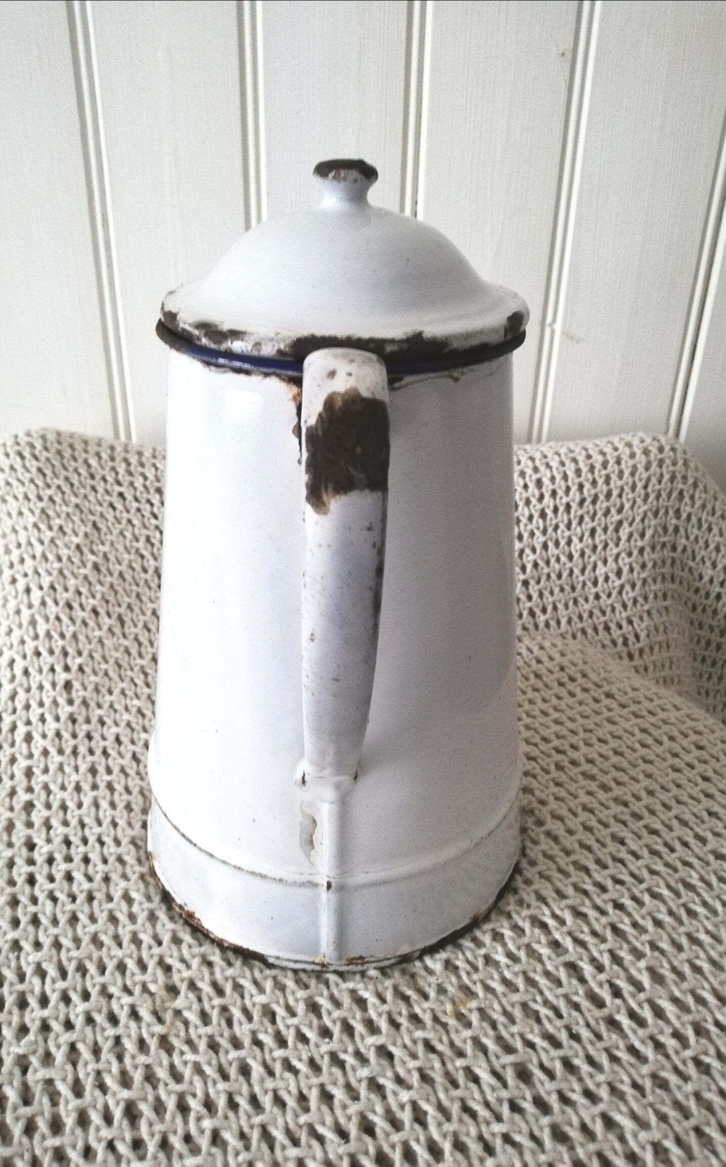 Ancienne cafetière en tôle émaillée