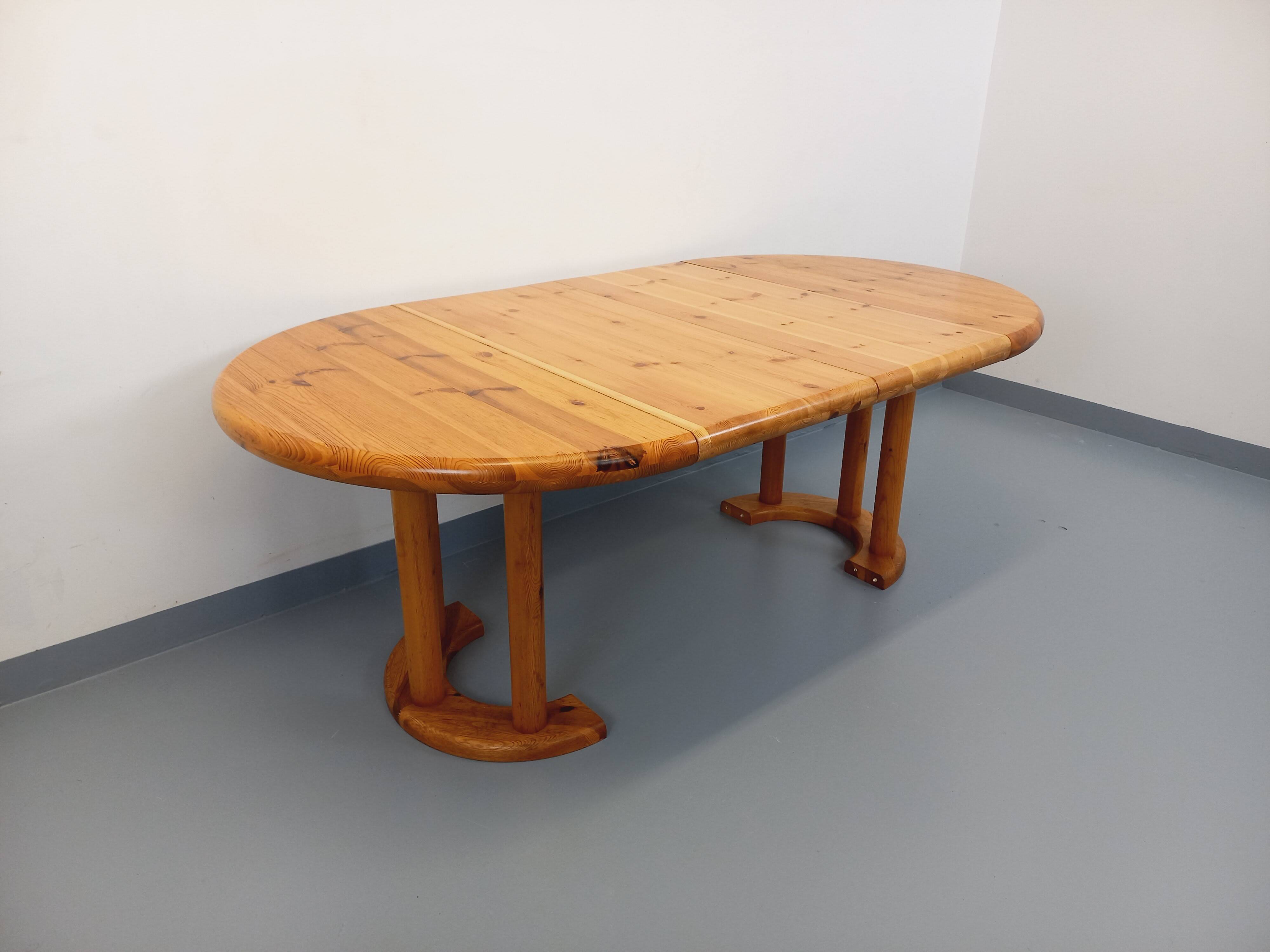 Vintage Scandinavian round dining table by Rainer Daumiller in pine from the 1960s.