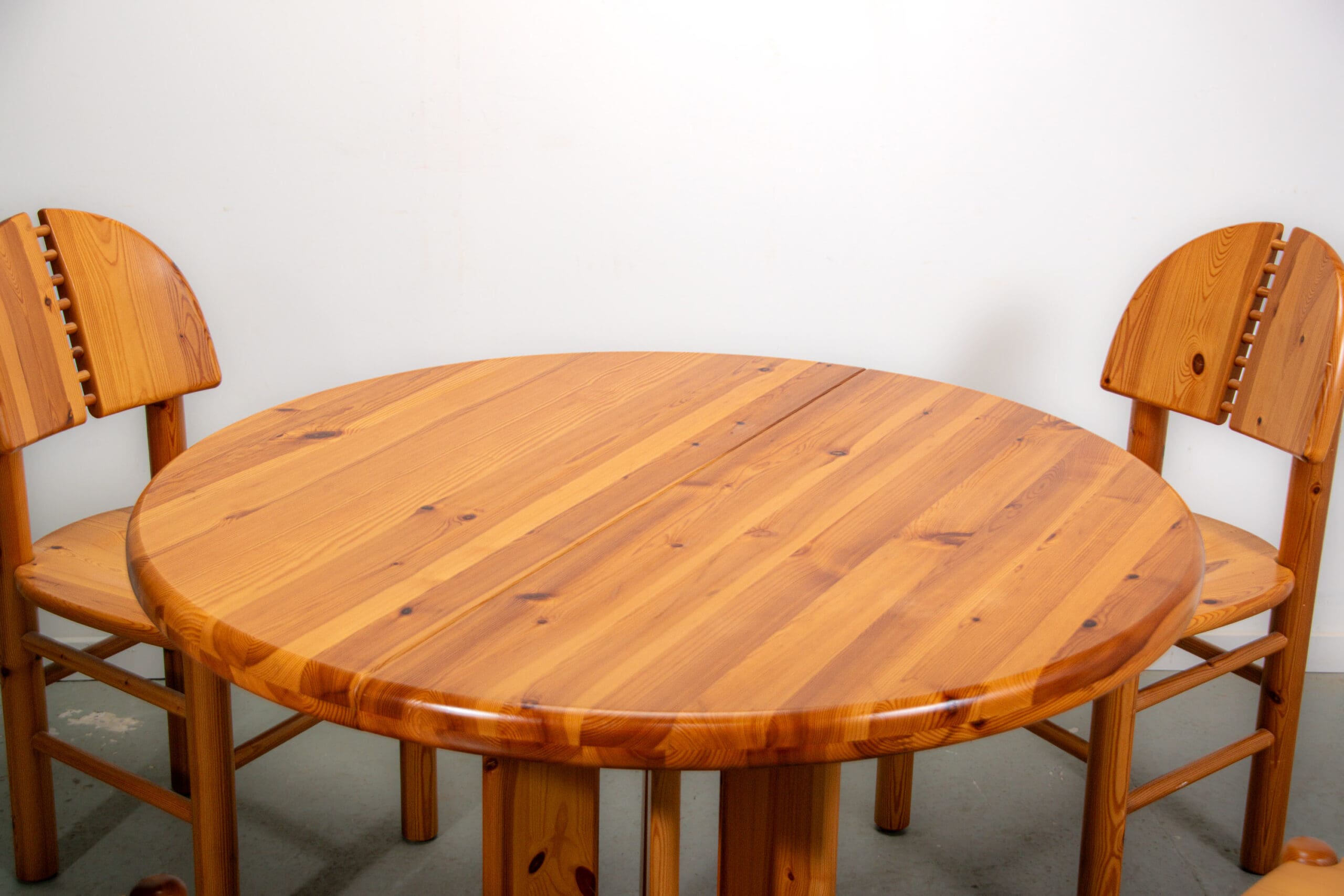 Ranier Daumiller dining room set with 4 chairs and round dining table