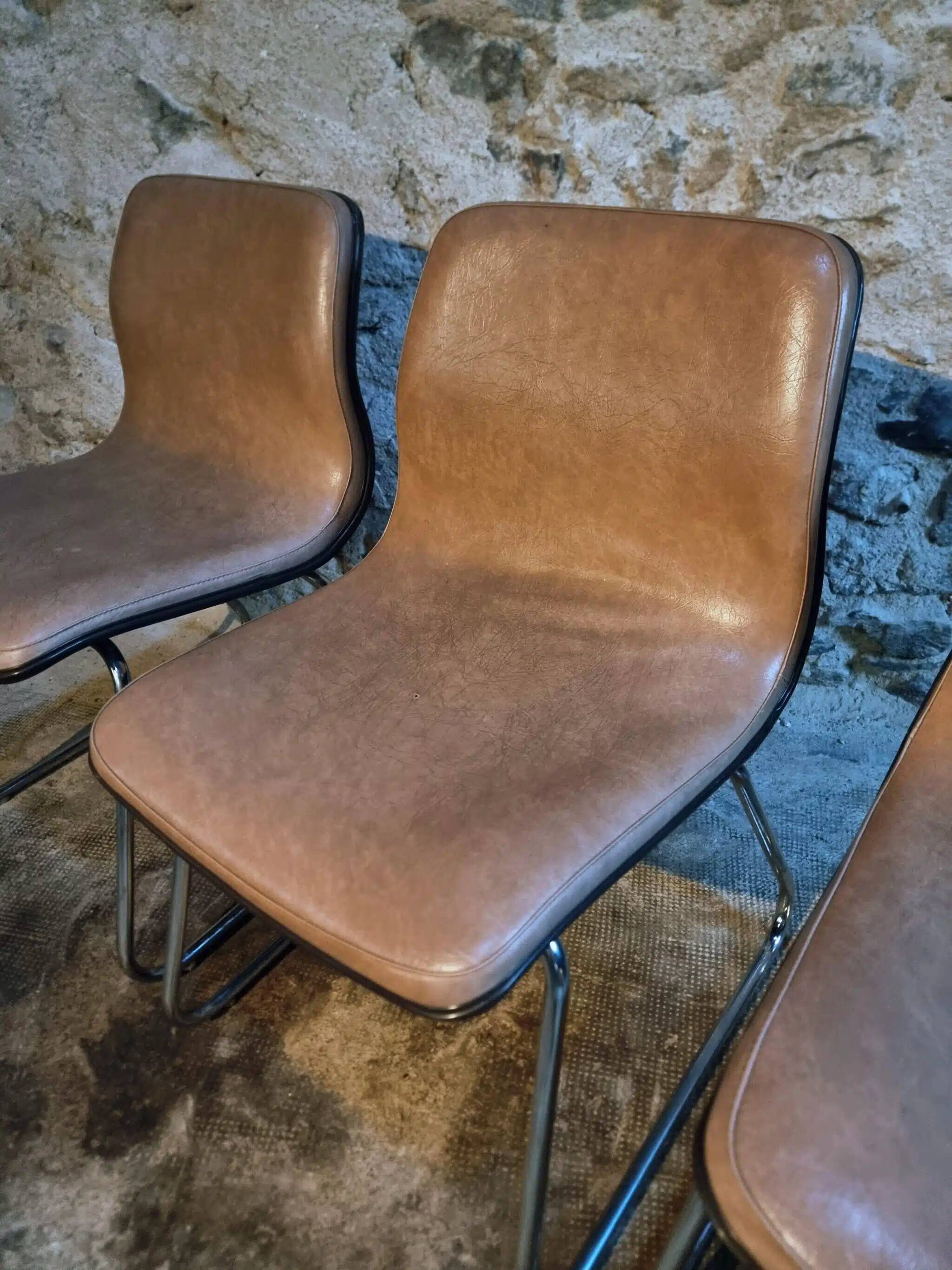 Ensemble de quatre chaises vintage françaises à piètement luge en vinyle beige-taupe, 1976