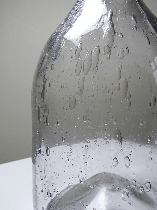 Grande bouteille ancienne en verre soufflé bullé, début XXe 1900-1920