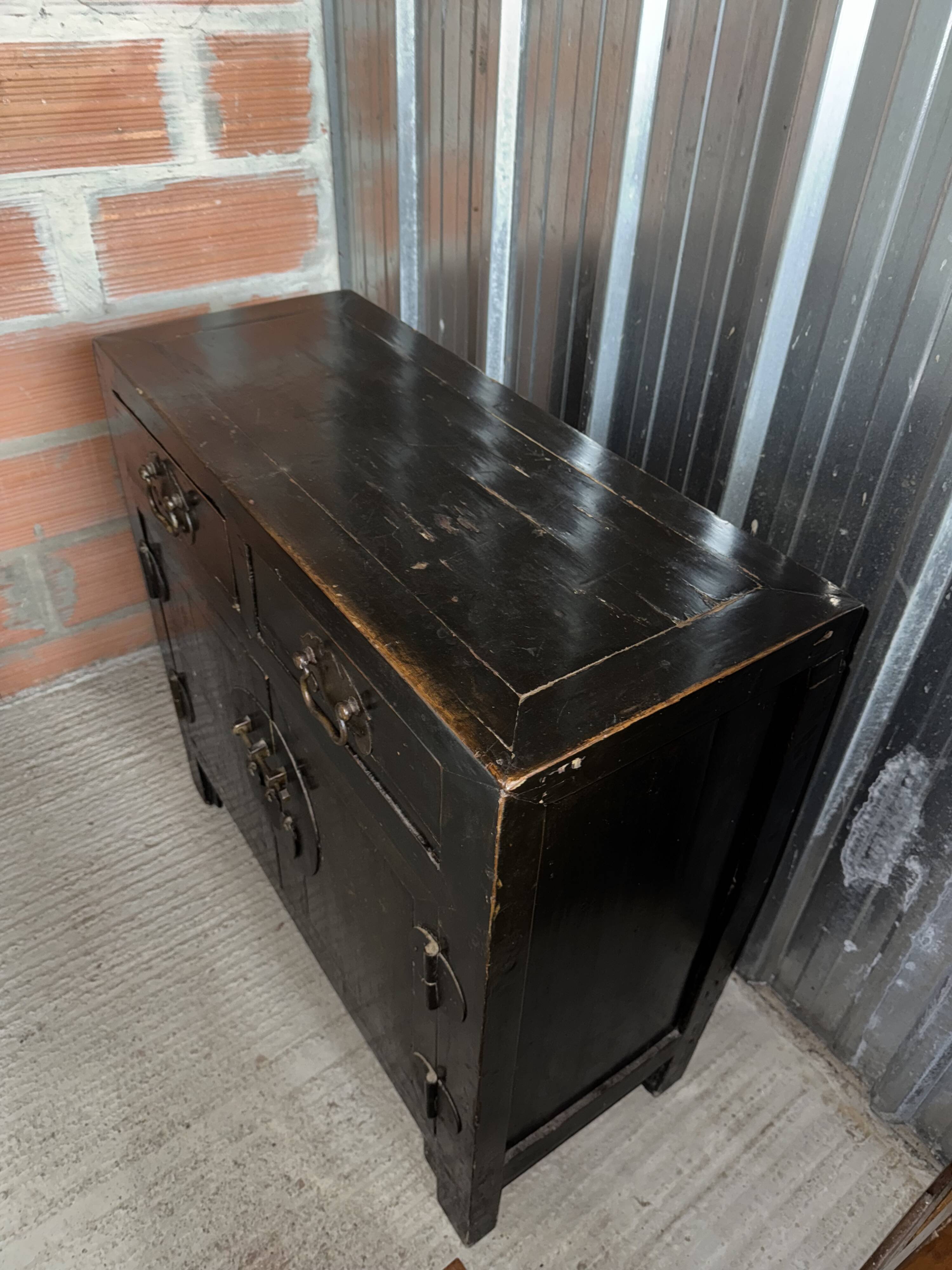 Antique Chinese sideboard. 2 drawers + 2 doors.