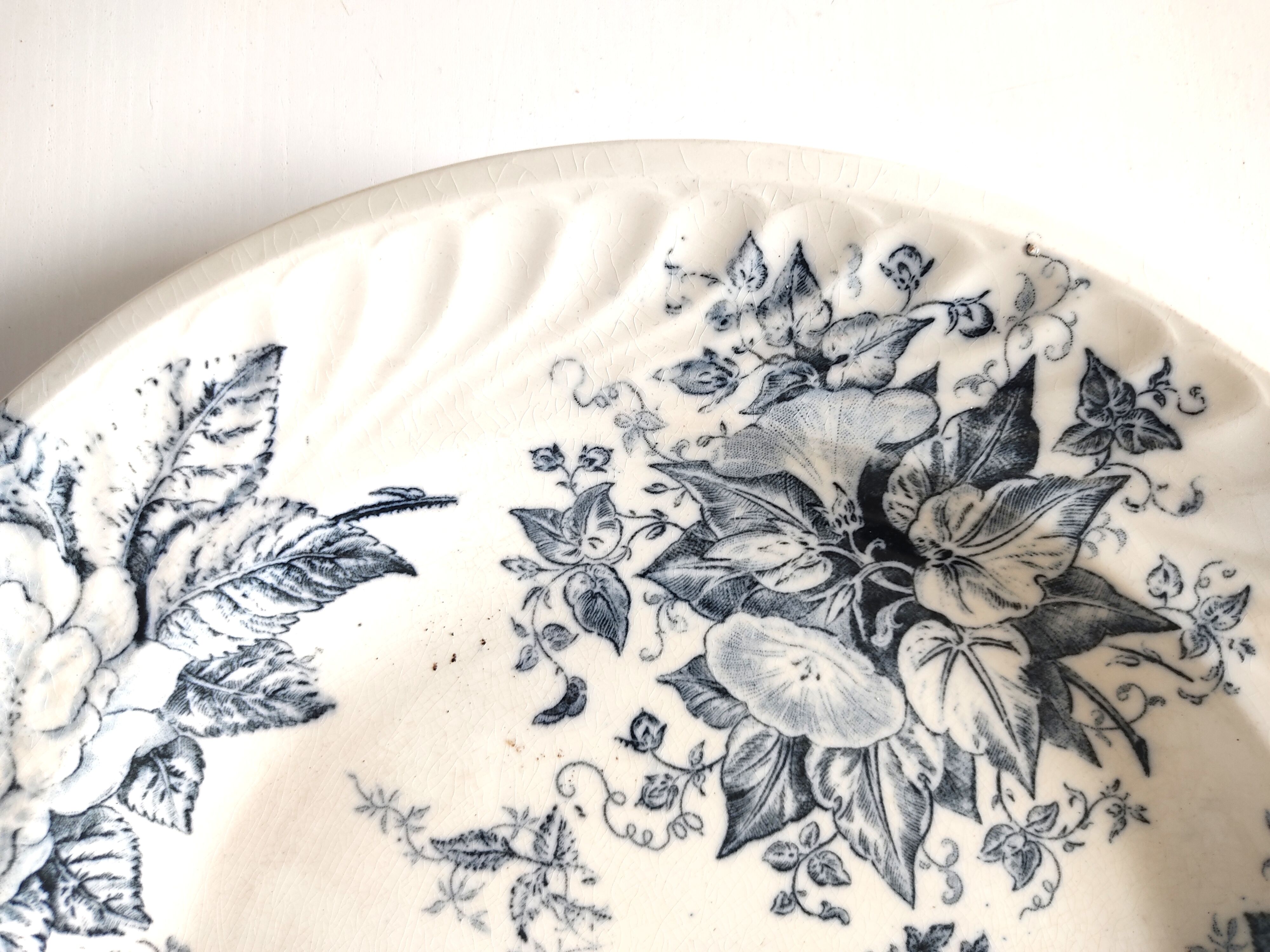 Flat earthenware blue flowers model Glory 31.5 cm