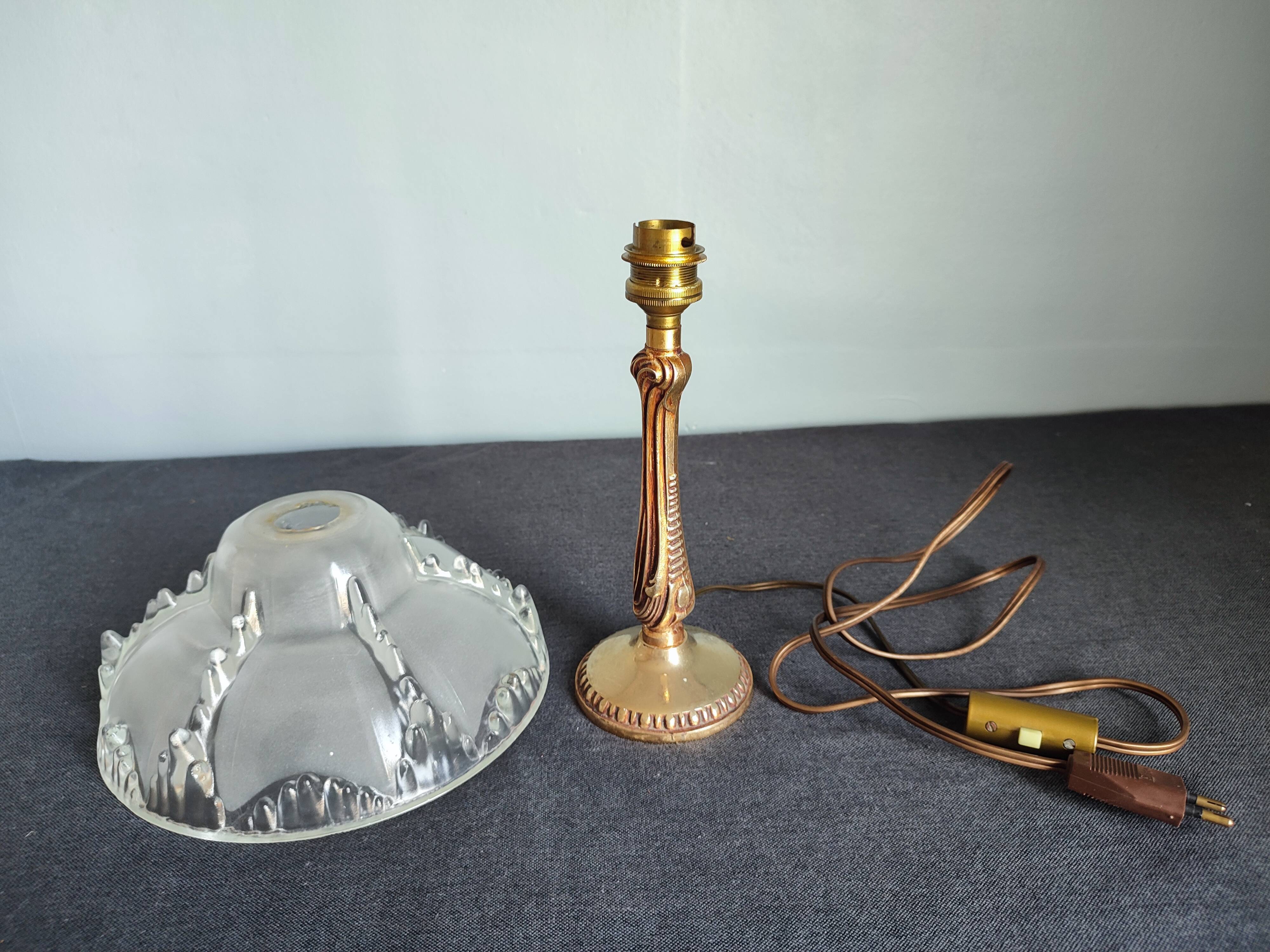 Antique table lamp in bronze and pressed glass by Ezan
