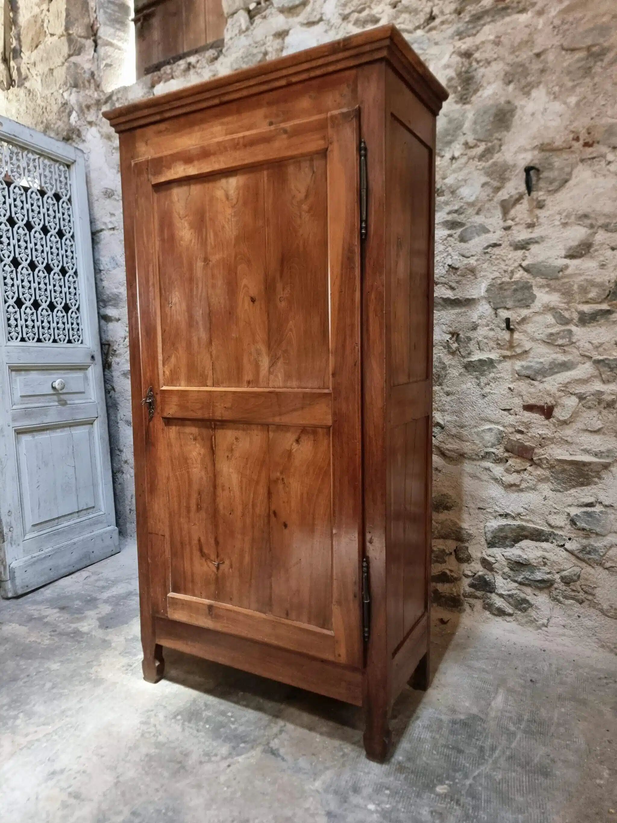 Armoire à linge, bonnetière ancienne en merisier français