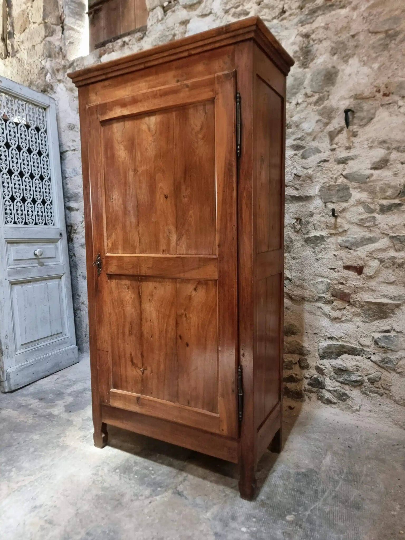 Armoire à linge, bonnetière ancienne en merisier français