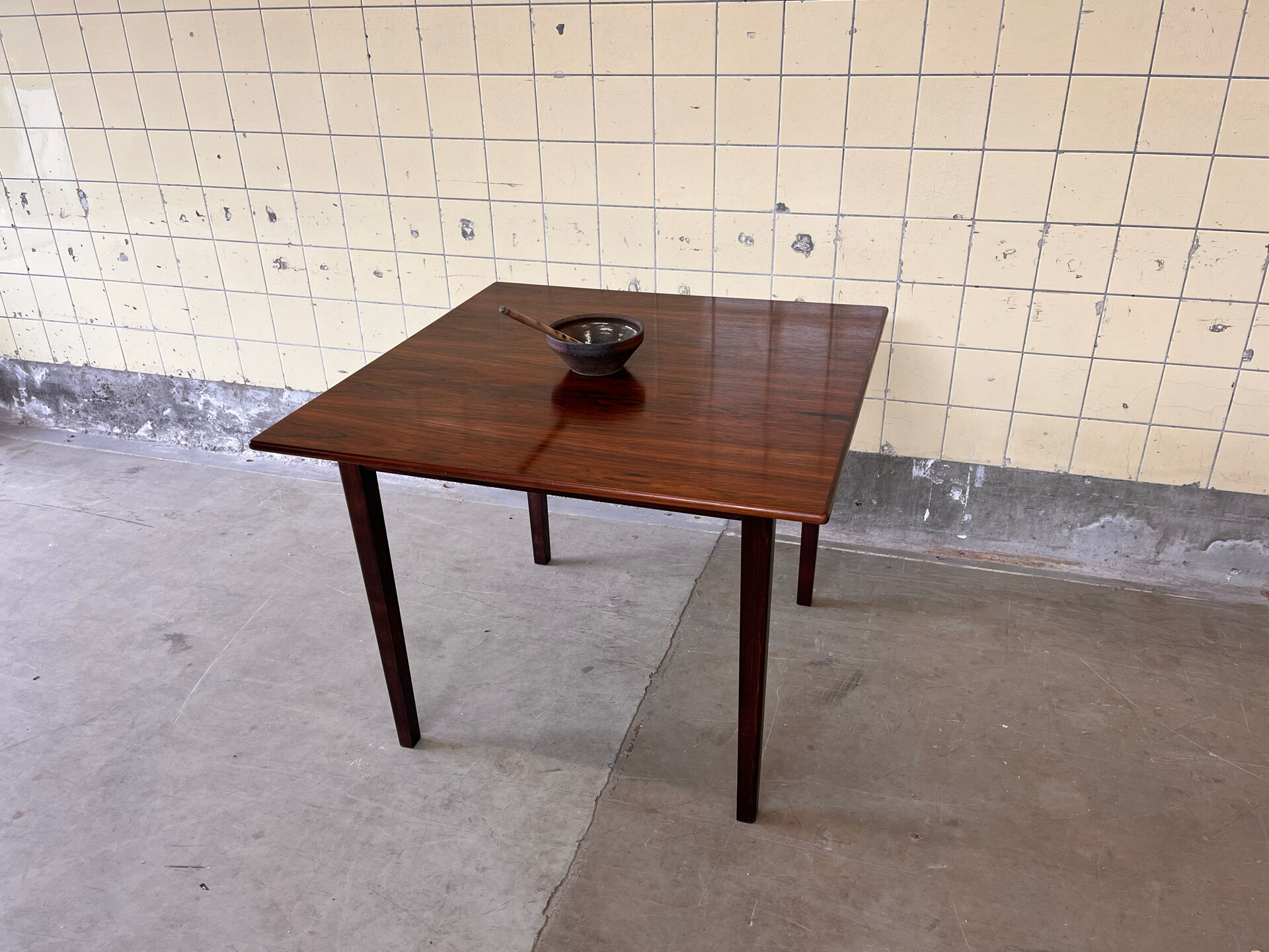 Table à manger en palissandre compacte