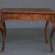 Bureau en noyer d'époque Louis XV à pied biche