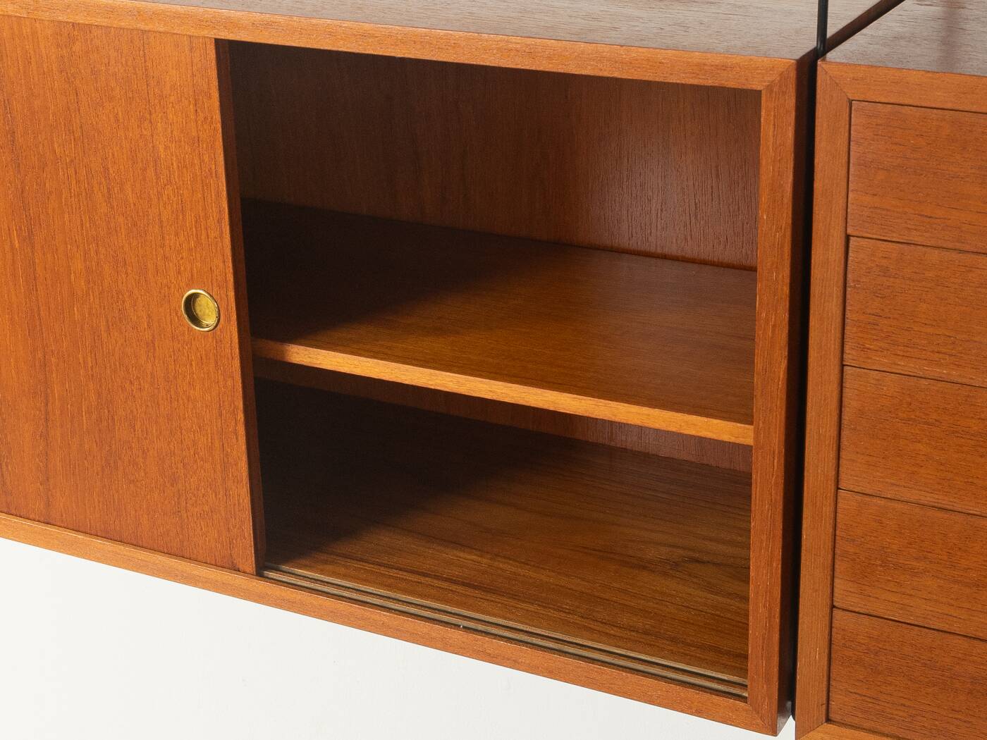 String shelving system by Nisse Strinning