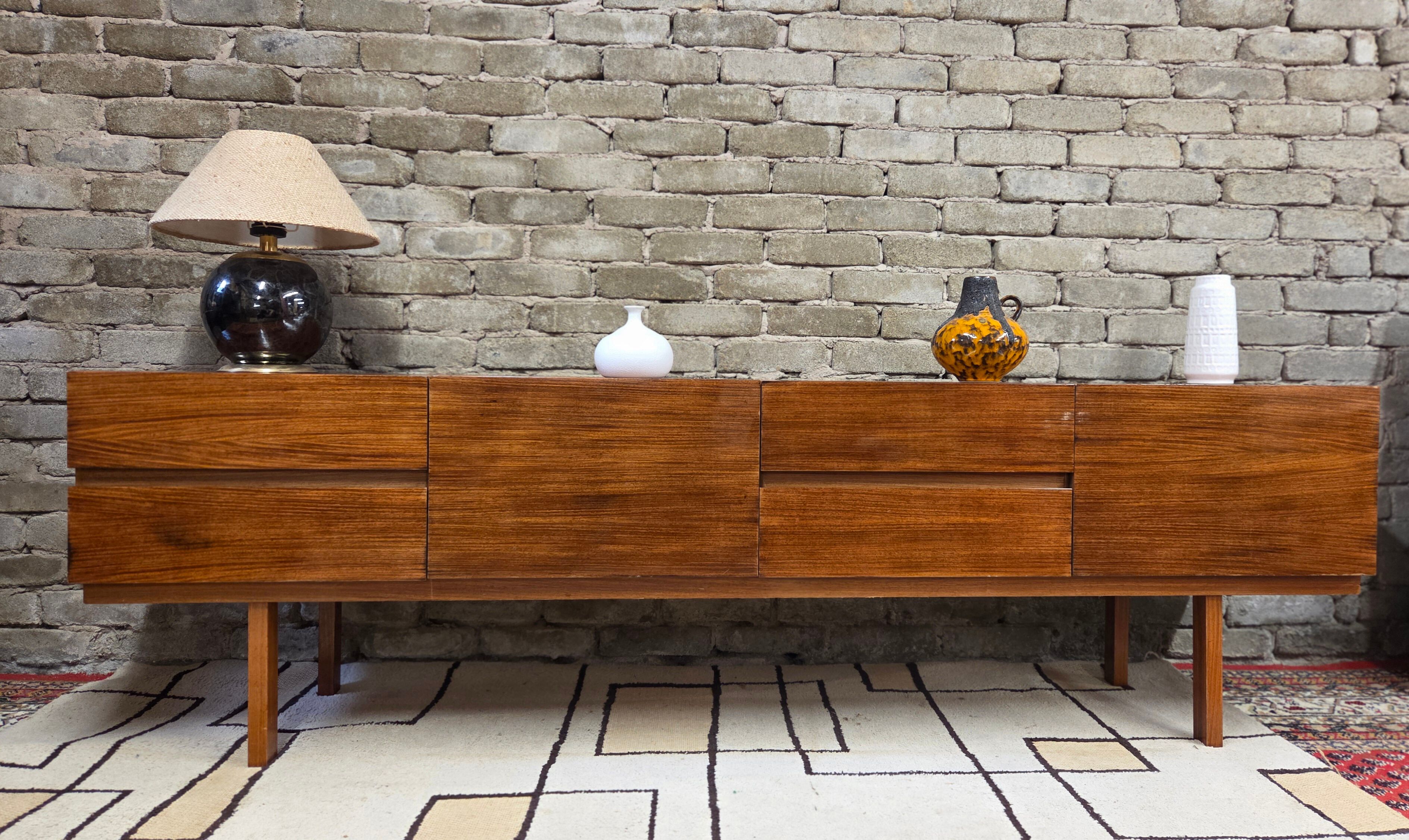 Vintage Scandinavian lowboard in teak – Minimalist sideboard from the 60s/70s.