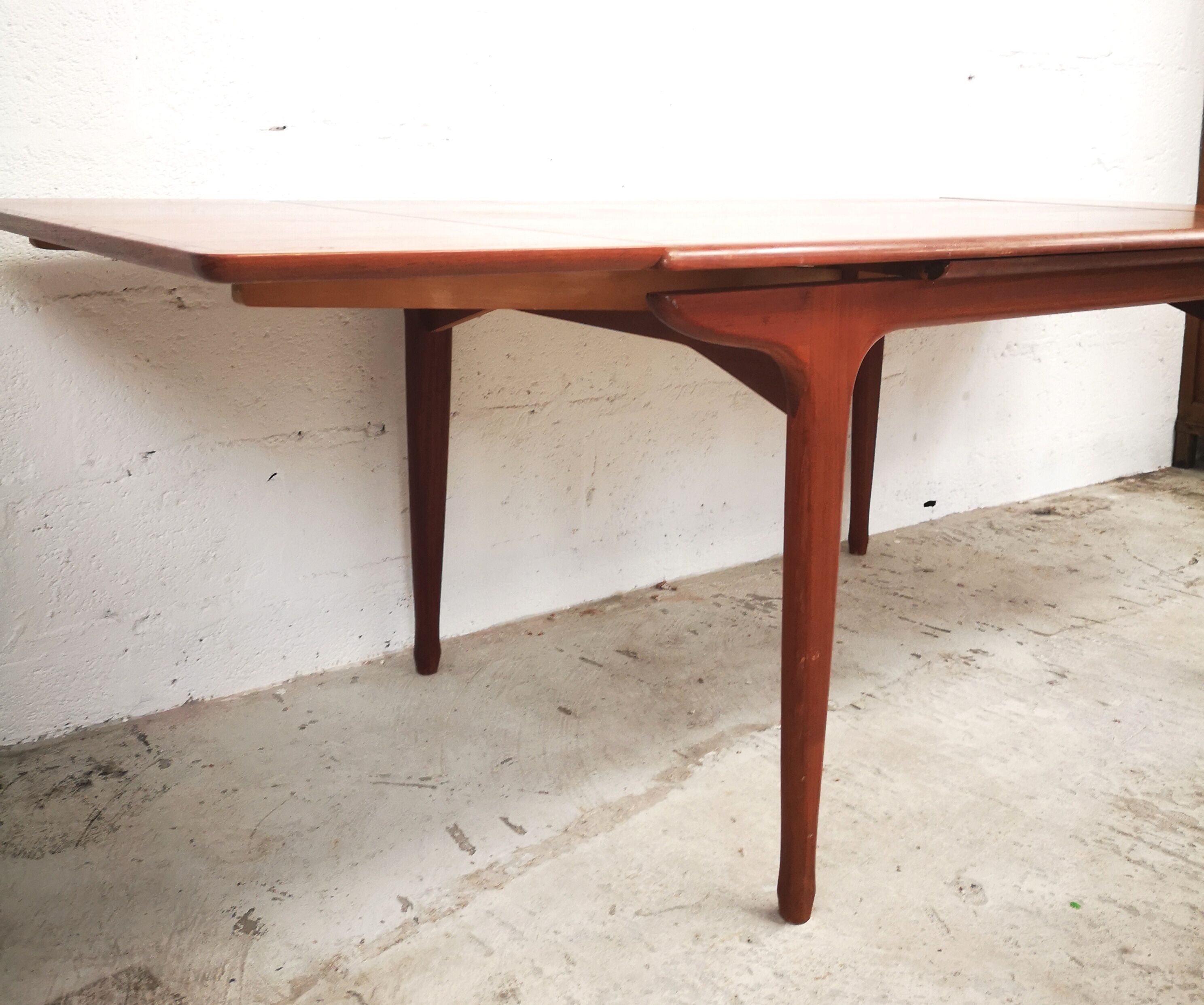 Table à manger extensible par Meubles TV / Tricoire & Vecchione