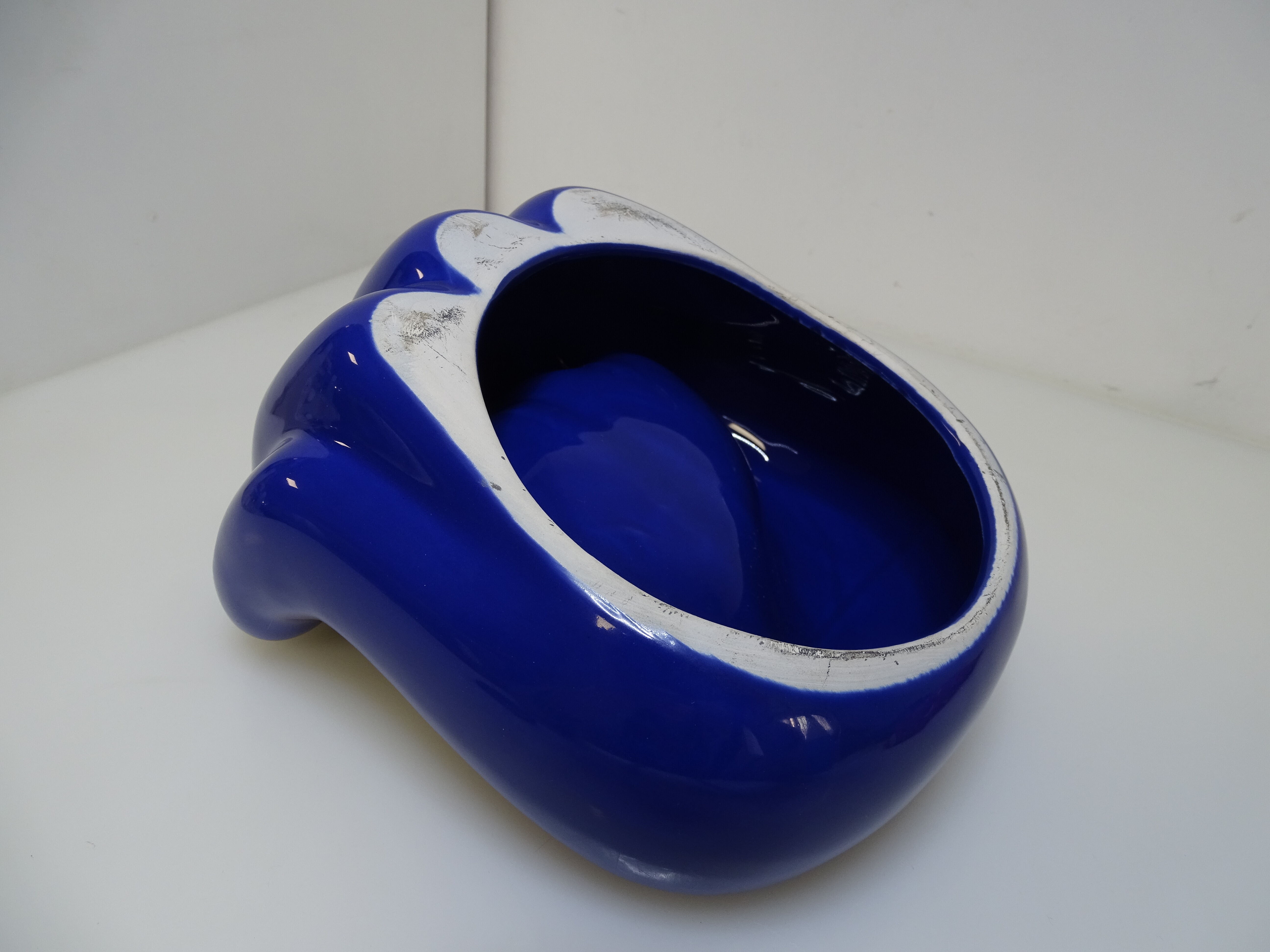 Hand empty vintage ceramic pocket